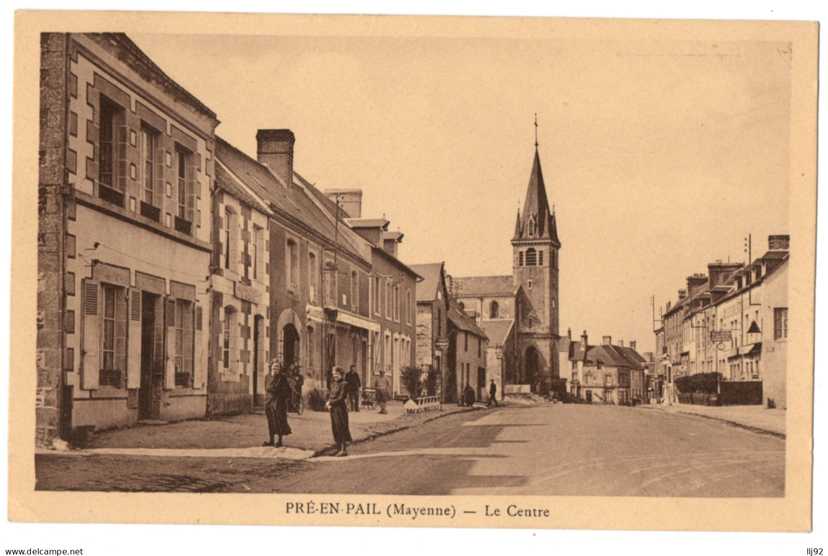 CPA 53 - PRE-EN-PAIL (Mayenne) - Le Centre (petite Animation) - Ed. R. Caron - Pre En Pail