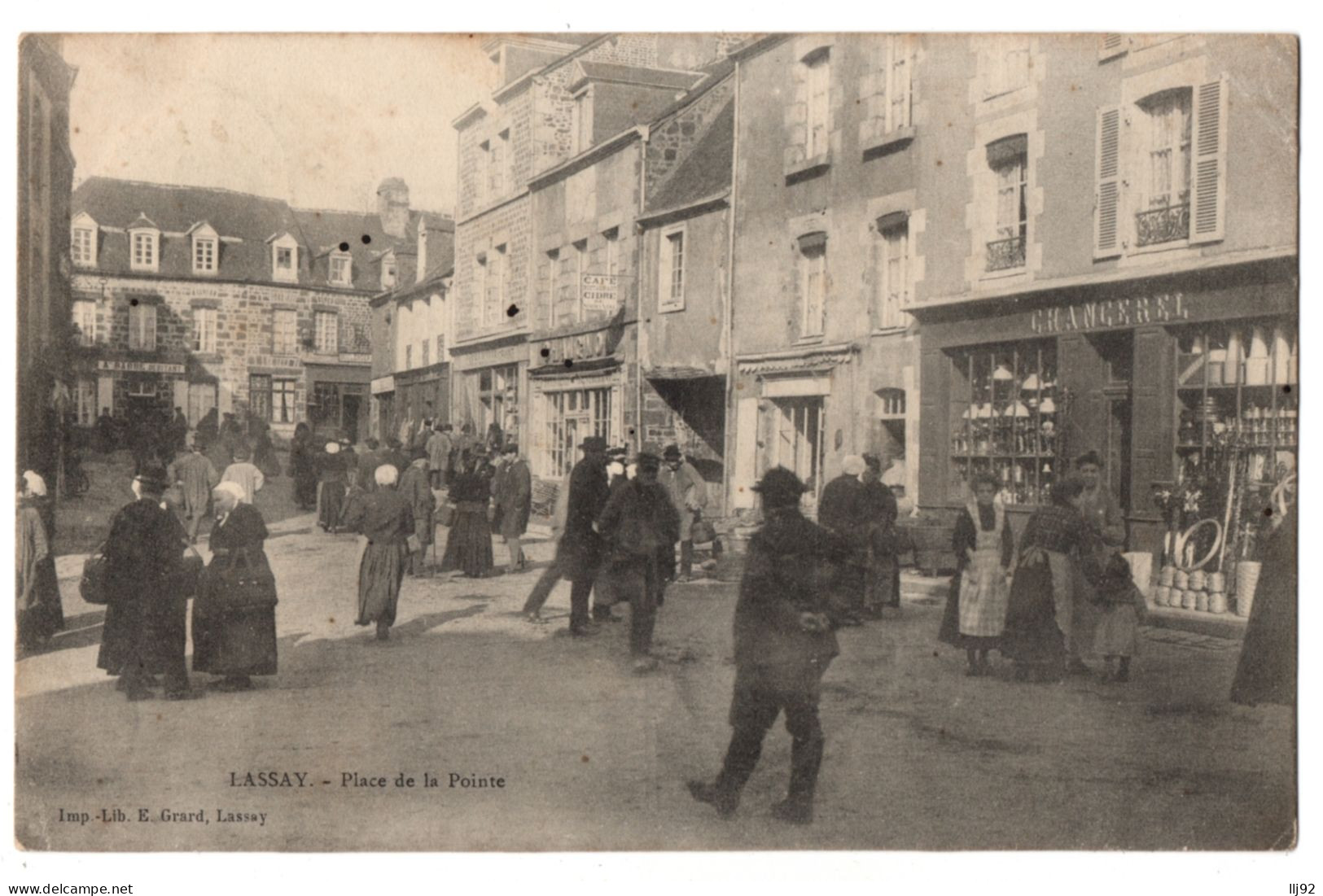 CPA 53 - LASSAY (Mayenne) - Place De La Pointe (animée, Boutique Chancerel) - Ed. Grard - Lassay Les Chateaux