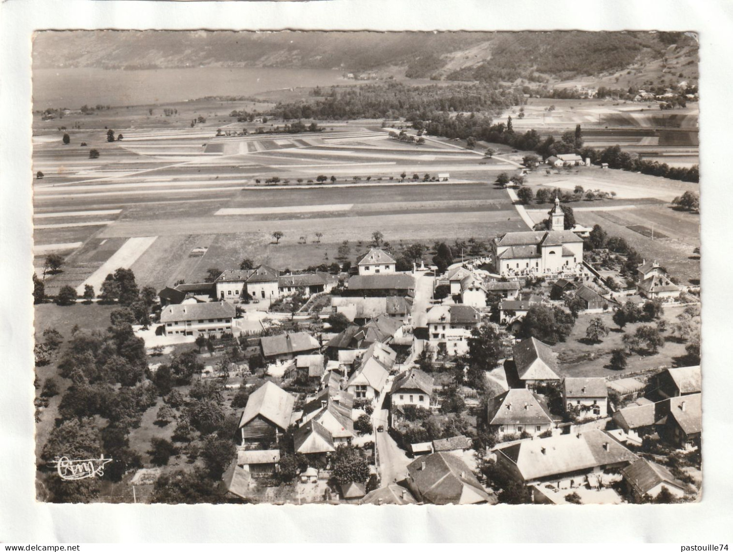 CPM. 15 X 10,5  -  DOUSSARD  -  Vue  Panoramique Et Le Lac - Doussard