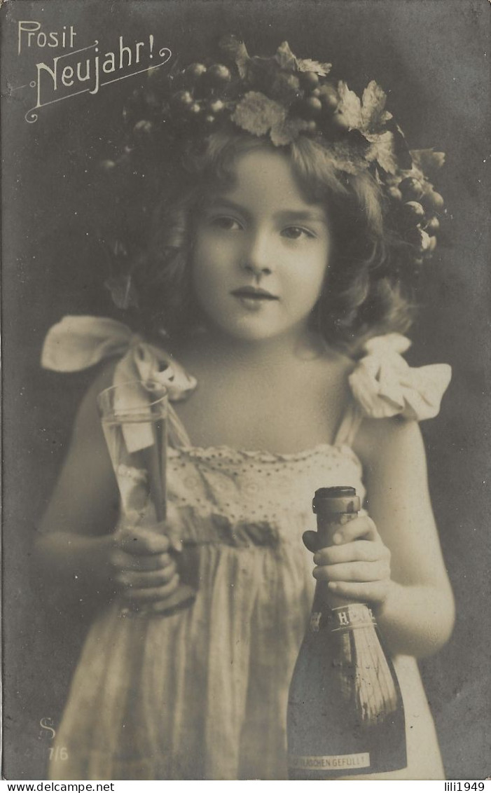 CPA 1910  Fillette élégante Aux Cheveux Bouclés  Bouteille  De  Champagne  - Pretty  Little  Girl - Portraits