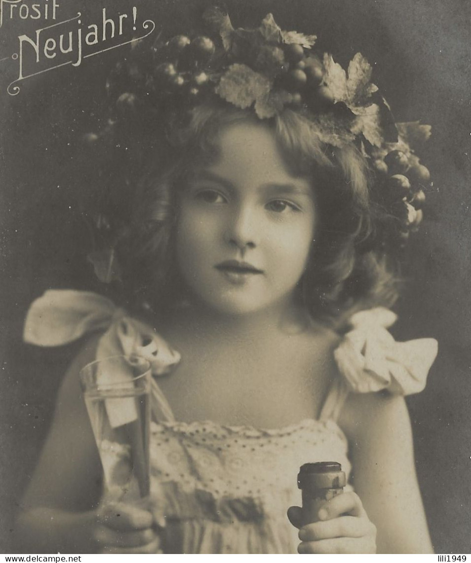 CPA 1910  Fillette élégante Aux Cheveux Bouclés  Bouteille  De  Champagne  - Pretty  Little  Girl - Portraits