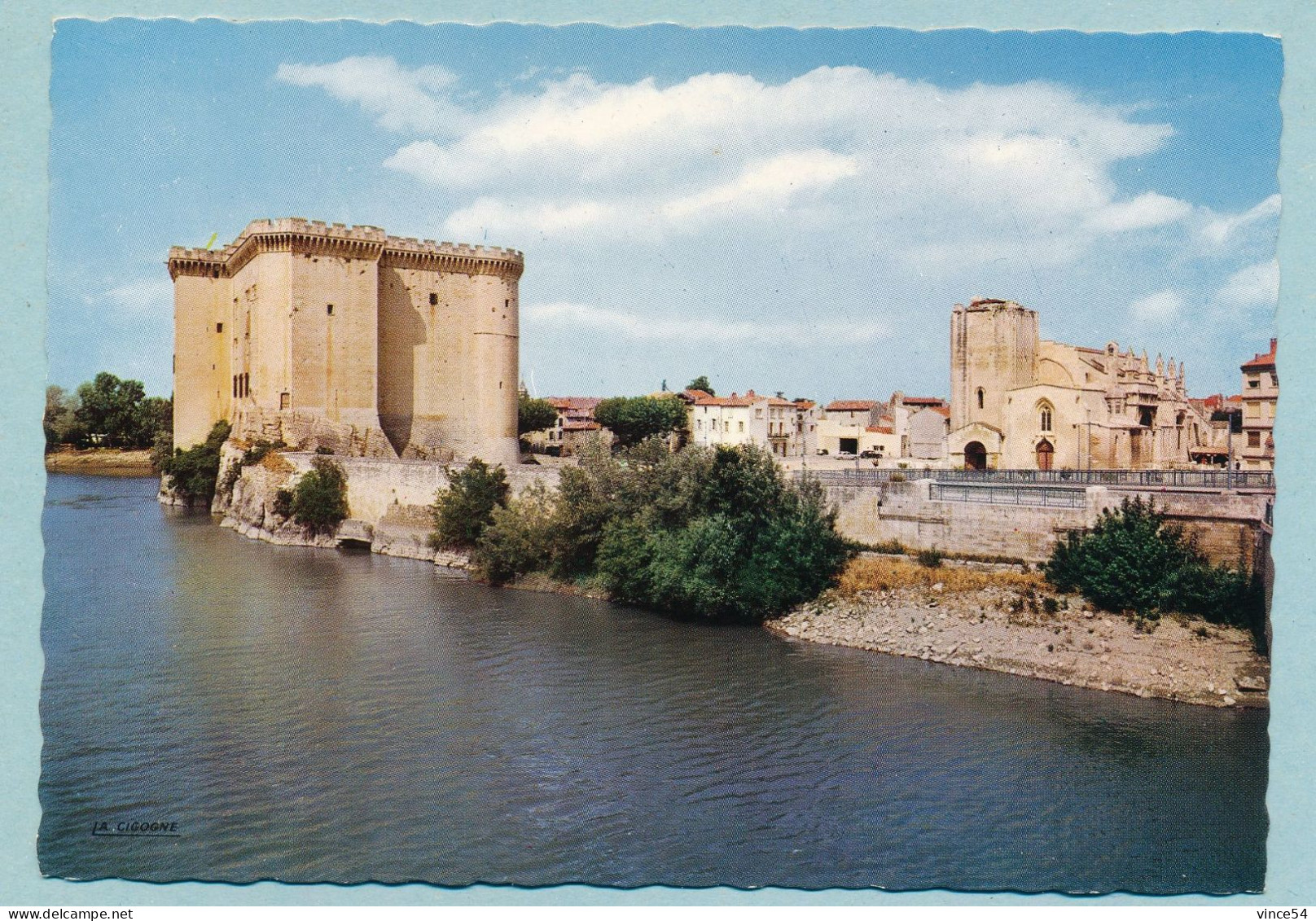 TARASCON-SUR-RHONE - Au Bord Du Rhône, Le Château Et L'Eglise Ste-Marthe - Tarascon