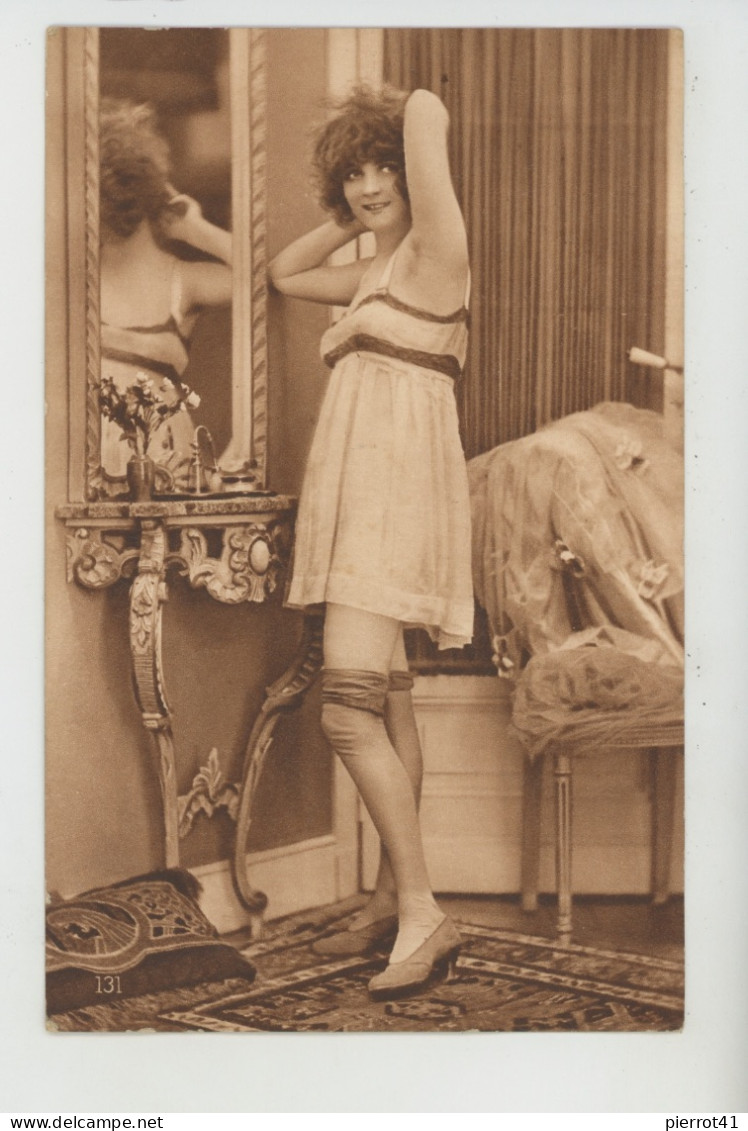 FEMMES - FRAU - LADY - Jolie Carte Fantaisie Portrait Femme En Tenue Légère Devant Son Miroir - Women