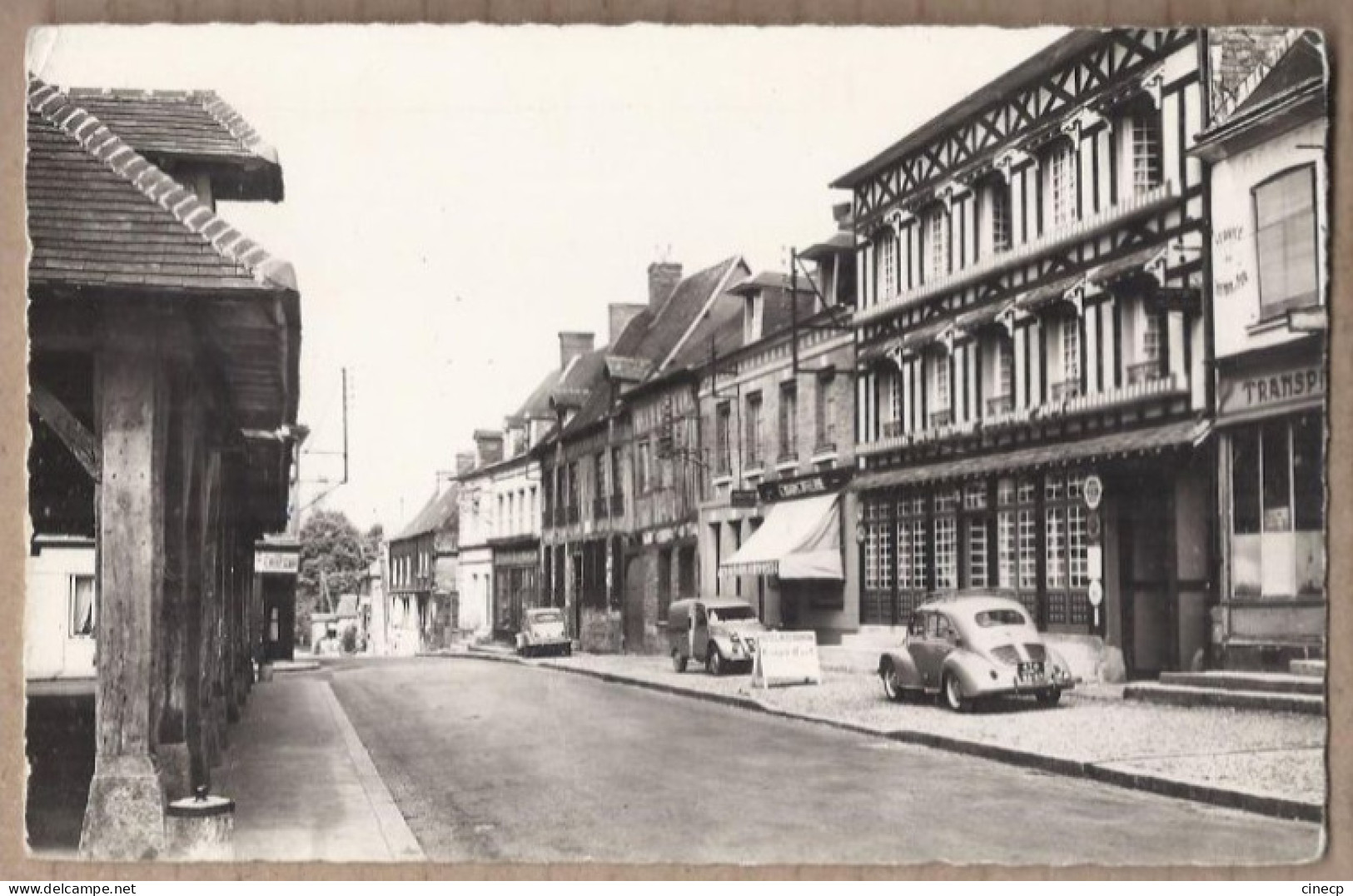 CPSM 27 - LYONS LA FORET - Place Benserade - TB PLAN Rue CENTRE VILLAGE TB AUTOMOBILES CITROEN 2 CV + 4 CV - Lyons-la-Forêt