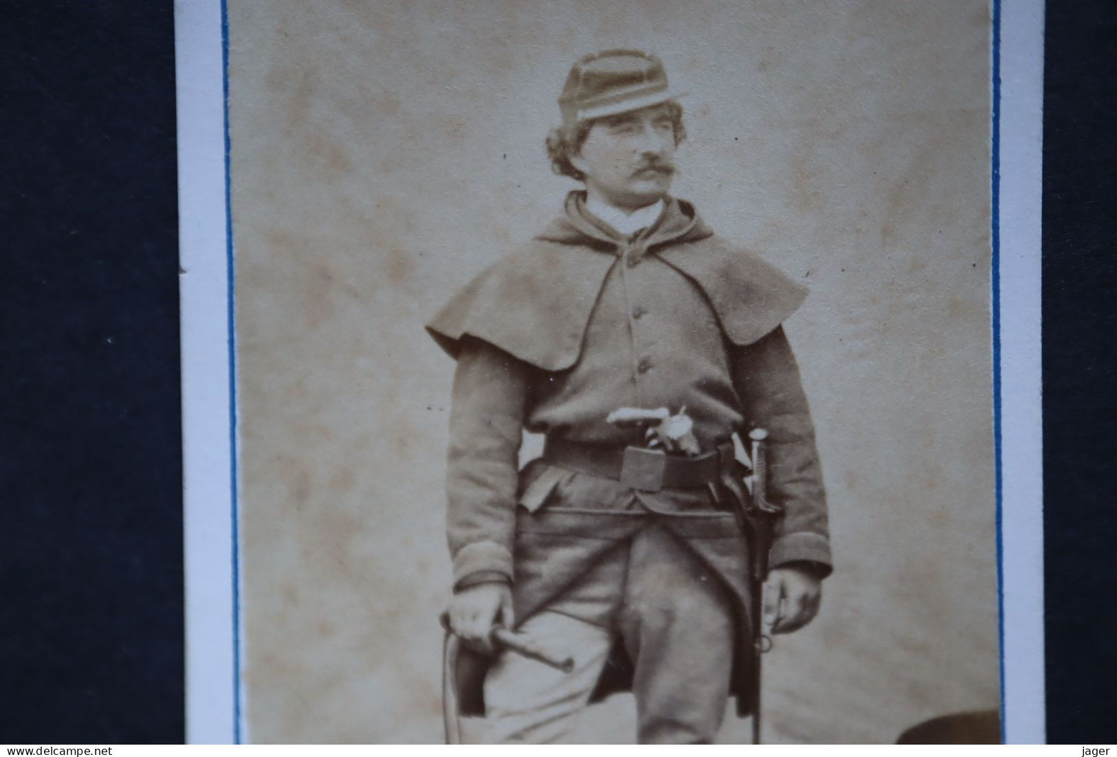 CDV Guerre 1870  L'officier Avec Son Sabre, Revolver Lefaucheux Et Longue Vue  Par BRETET Saint Pourcain Allier - Guerre, Militaire