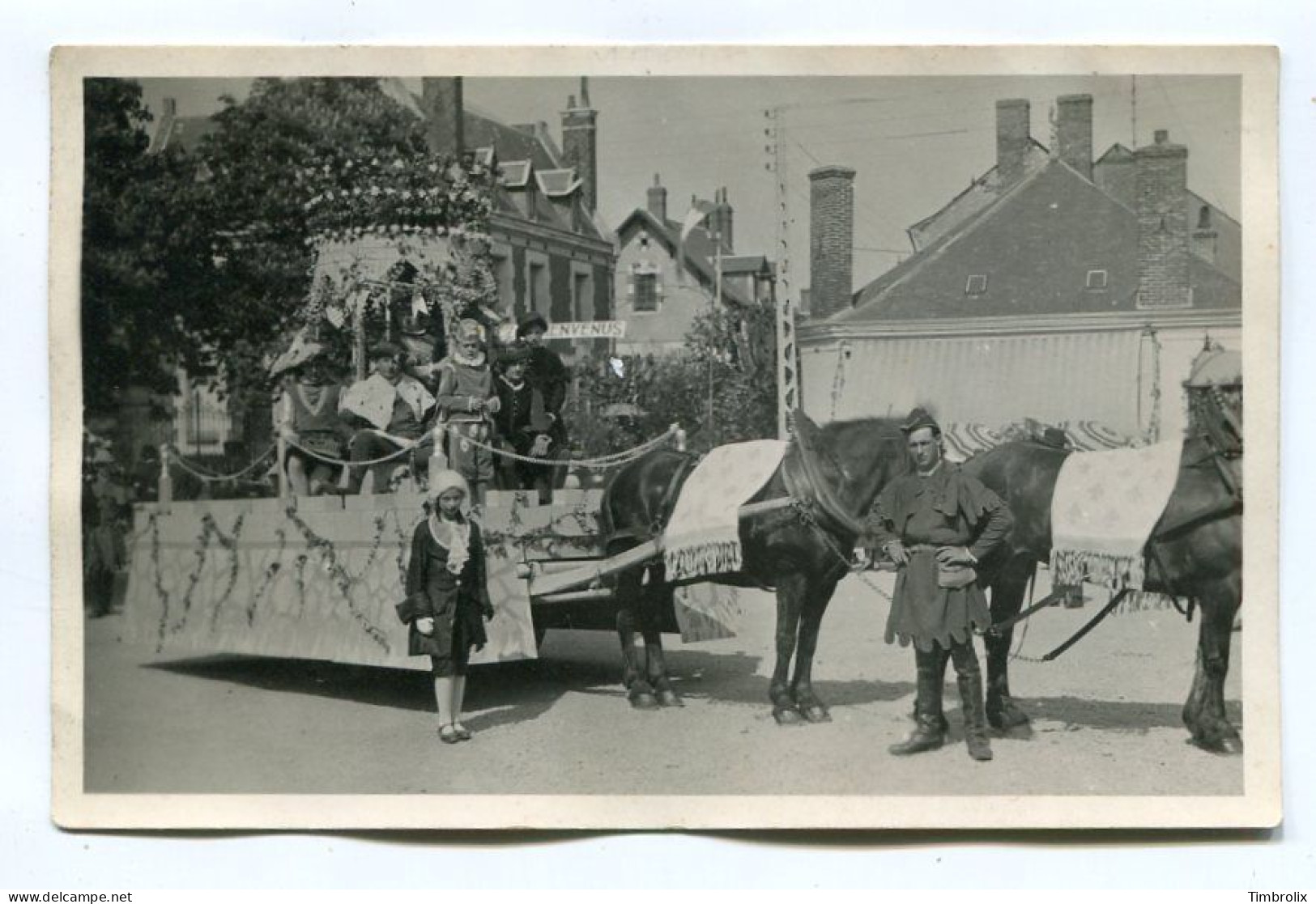 MEHUN-SUR-YEVRE (18) - Carte Photo De La Cavalcade - Un Char Tiré Par Des Chevaux. - Mehun-sur-Yèvre