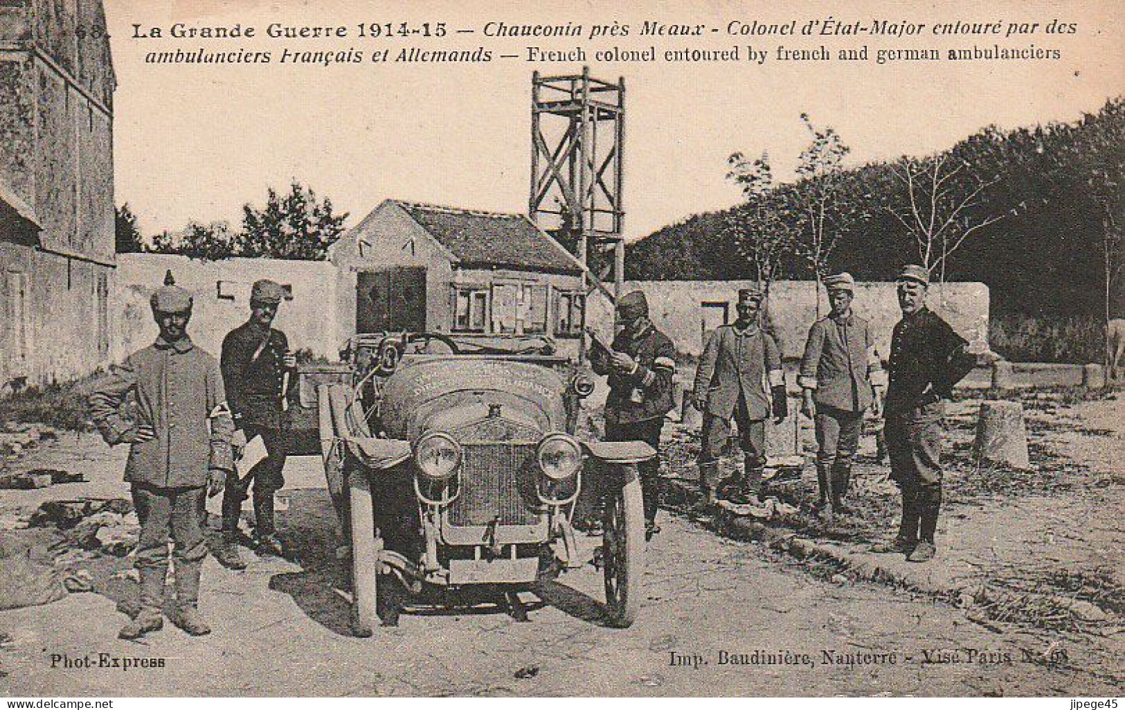 CPA - Neufmoutiers - Place De L'église - Groupe De Soldats Français Et Allemands - Guerre 1914-18