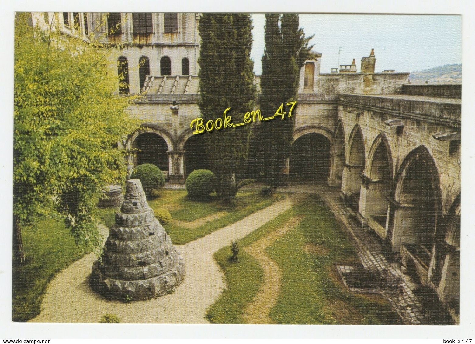 {91886} 24 Dordogne Périgueux , La Cour Du Cloître Dans La Cathédrale Saint Front - Périgueux