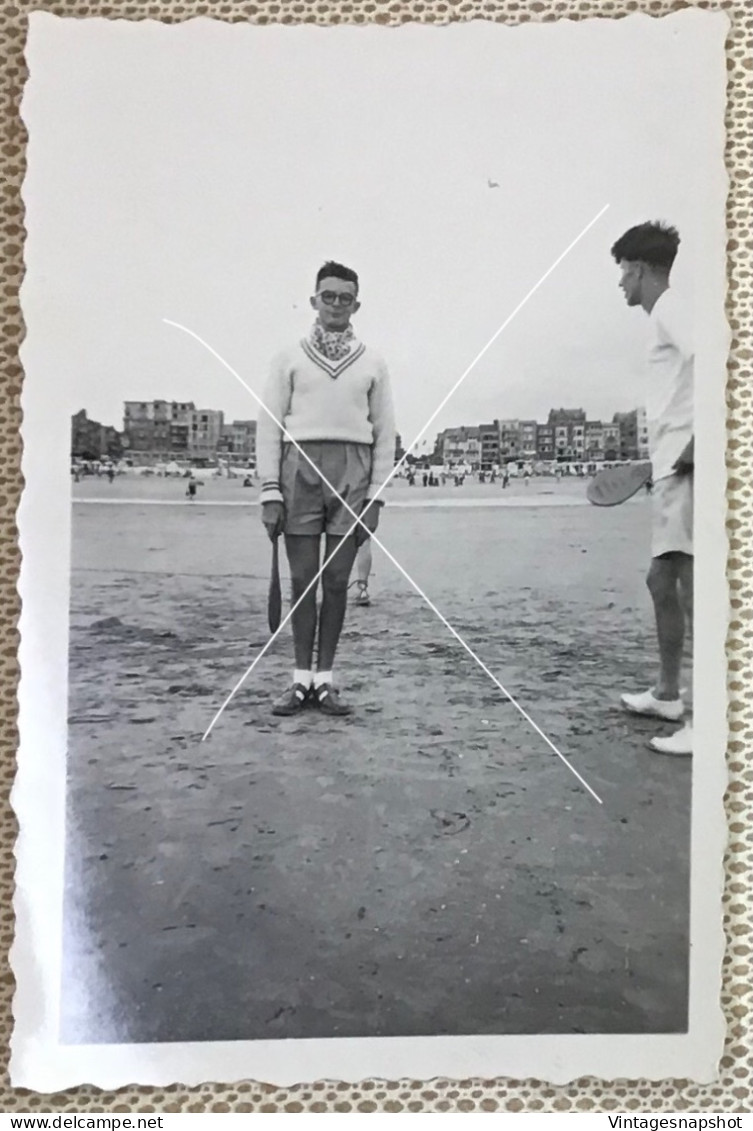 La Pause Jeune Homme Posant En Tenue Sport Sur La Plage Jokari Mer Du Nord Côte Belge Photo Snapshot Vers 1952 - Personnes Anonymes