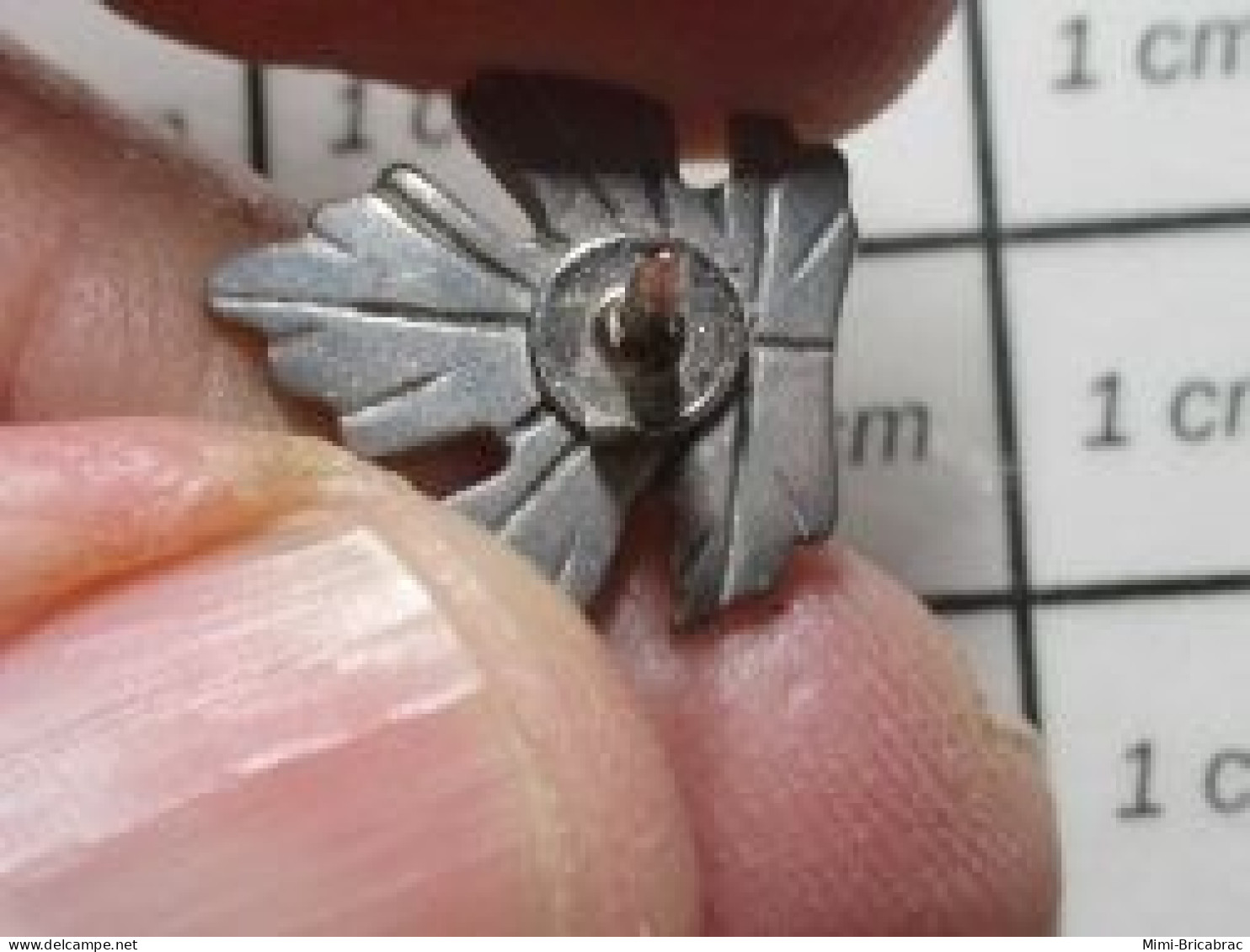 619 Pin's Pins / Beau Et Rare : AUTRES / Mini Pin's FEUILLE DE VIGNE OU D'ERABLE ? METAL ACIER - Autres & Non Classés