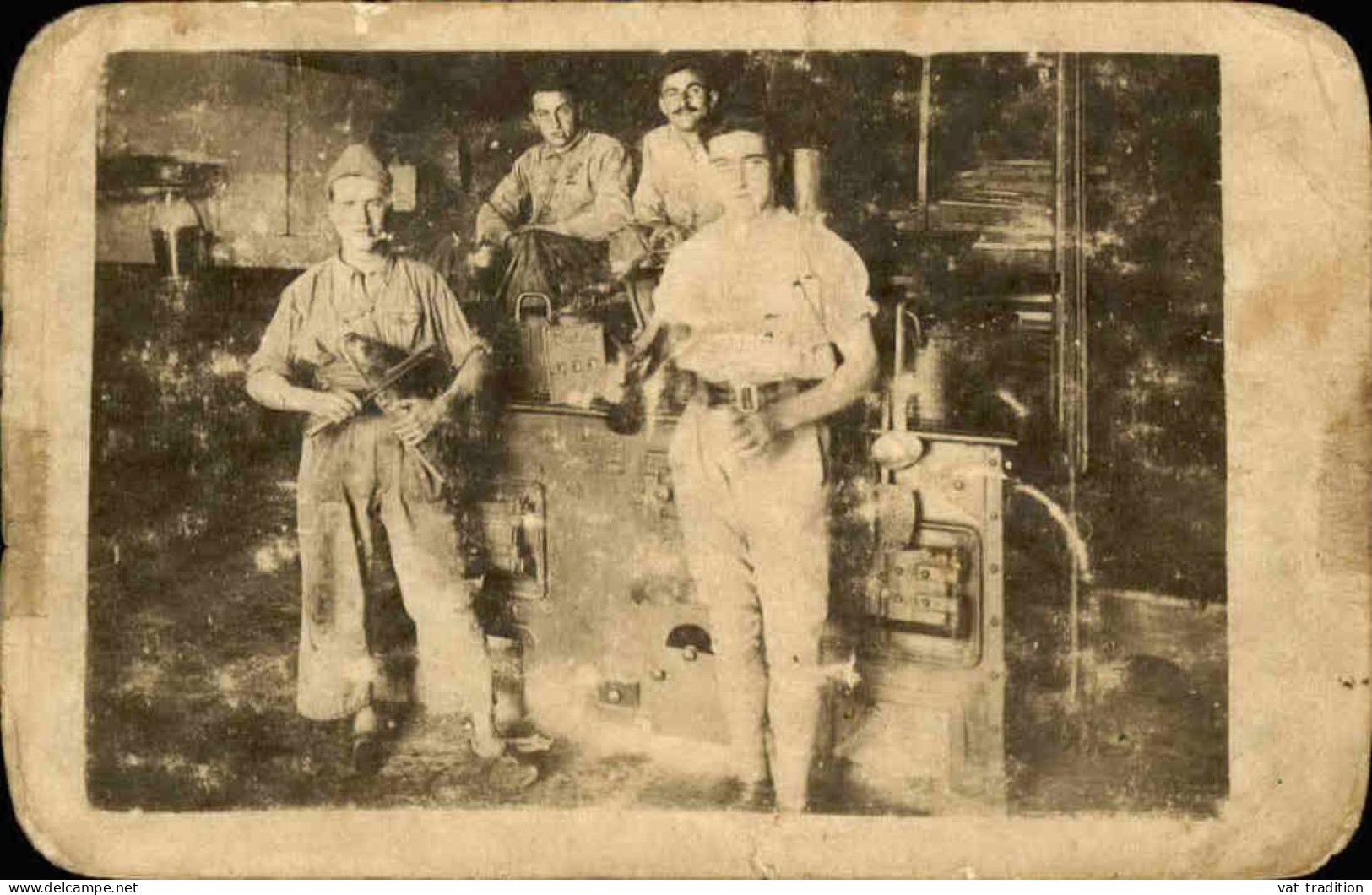 MILITARIA - Carte Postale Photo De Soldats Cassant La Croûte à L'atelier - L 152313 - Personaggi