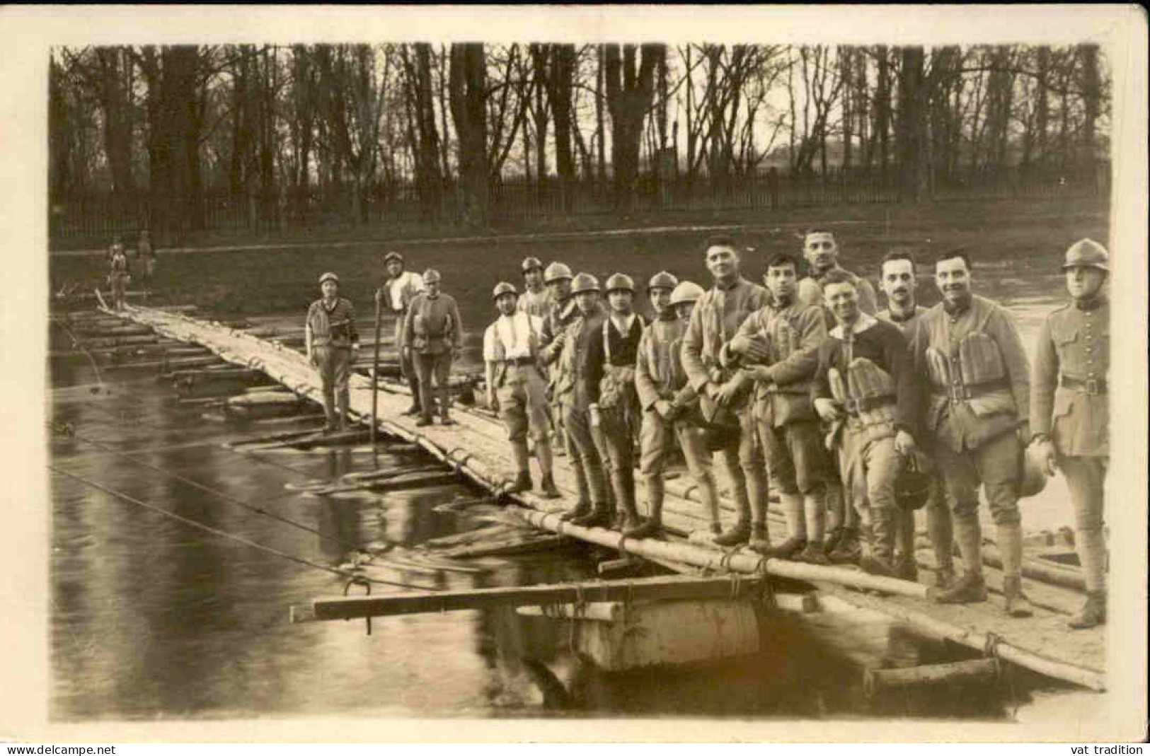 MILITARIA - Carte Postale Photo De Soldats Sur Une Passerelle De Fortune En 1927 - L 152315 - Personnages
