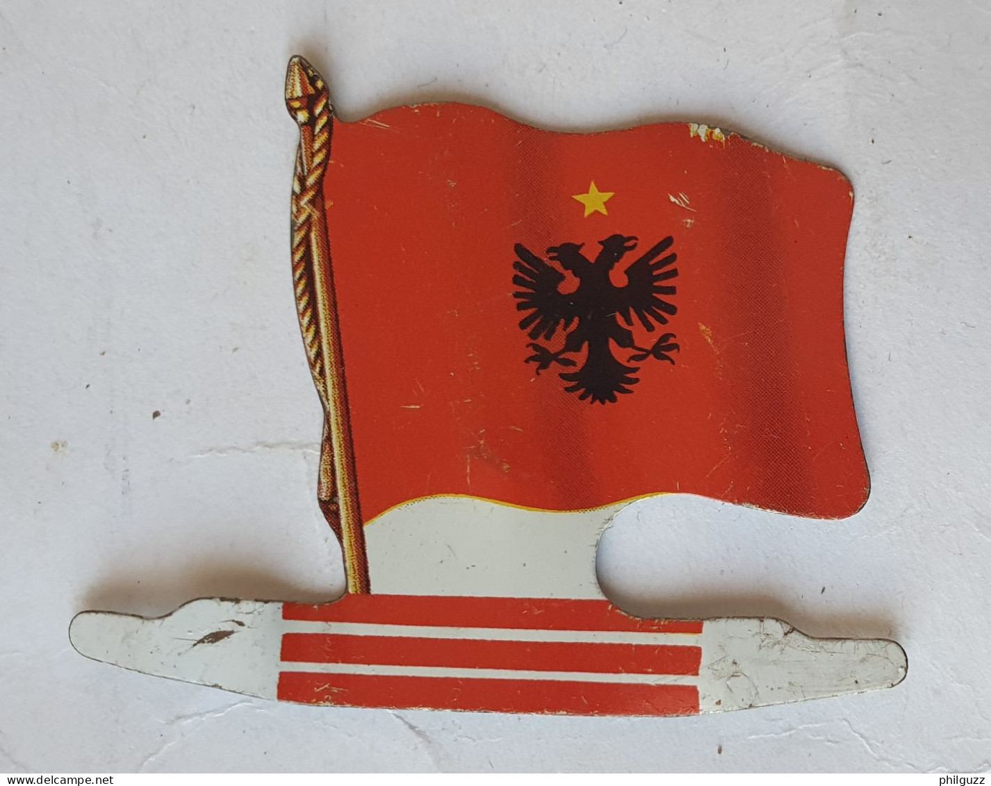 FIGURINE PUBLICITAIRE PLAQUE En Métal DRAPEAU DRAPEAURAMA ALSACIENNE ALBANIE 1961 - Otros & Sin Clasificación