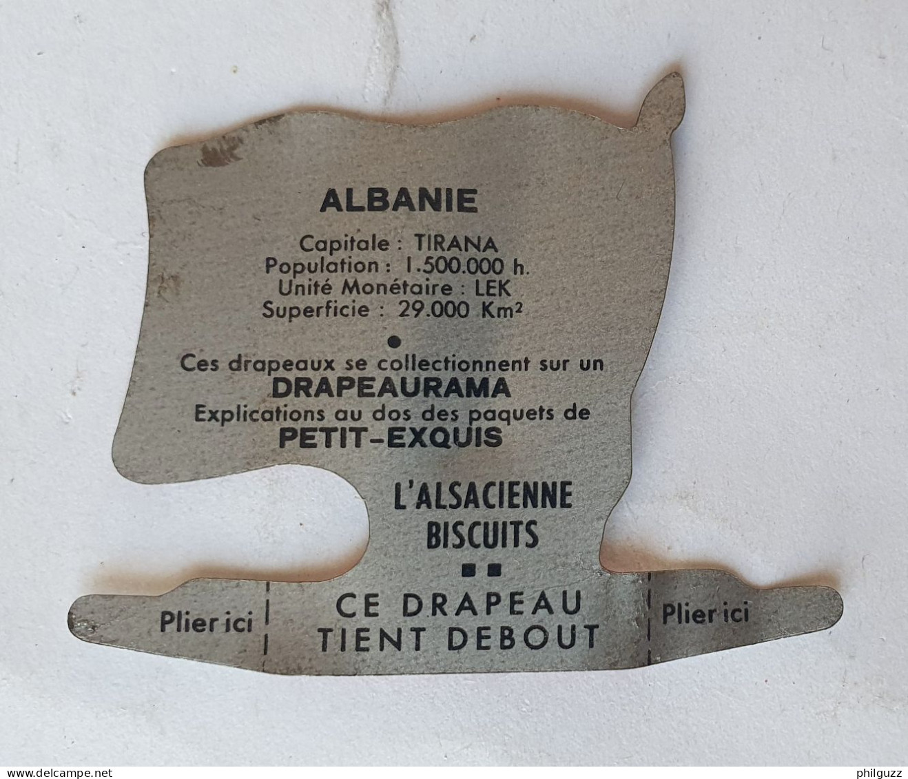 FIGURINE PUBLICITAIRE PLAQUE En Métal DRAPEAU DRAPEAURAMA ALSACIENNE ALBANIE 1961 - Andere & Zonder Classificatie