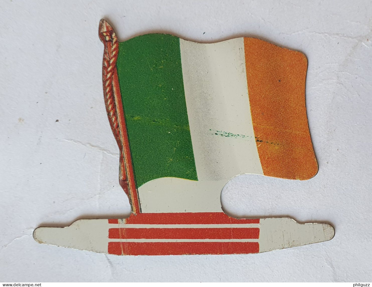 FIGURINE PUBLICITAIRE PLAQUE En Métal DRAPEAU DRAPEAURAMA ALSACIENNE IRLANDE 1961 - Andere & Zonder Classificatie