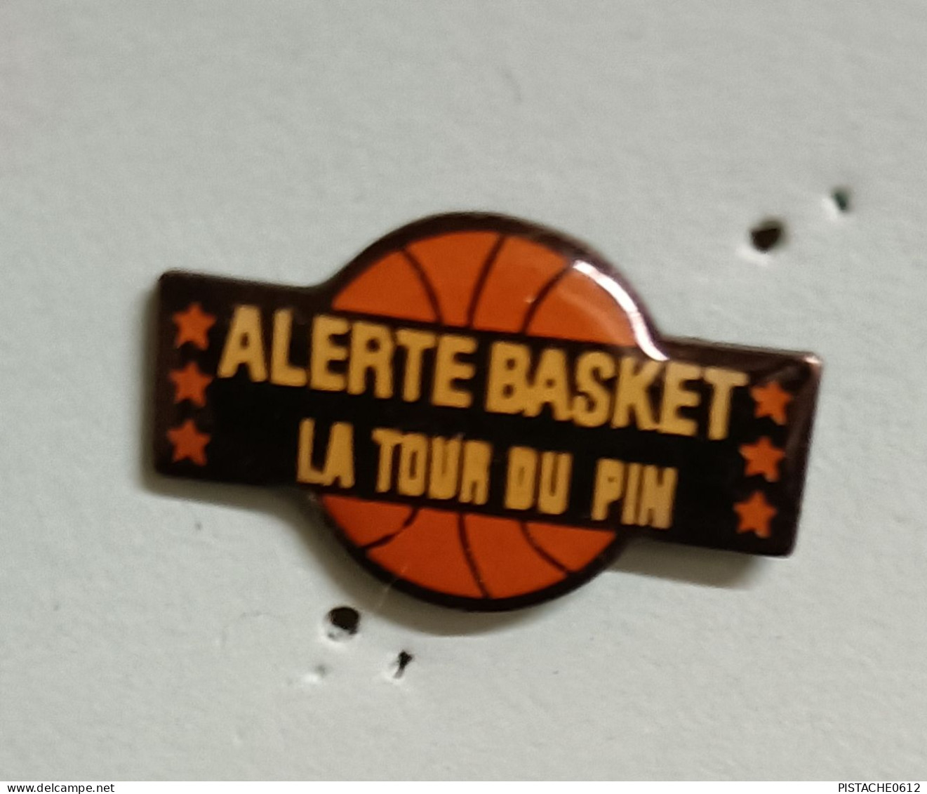 Pin's Alerte Basket La Tour Du Pin Isère - Baloncesto