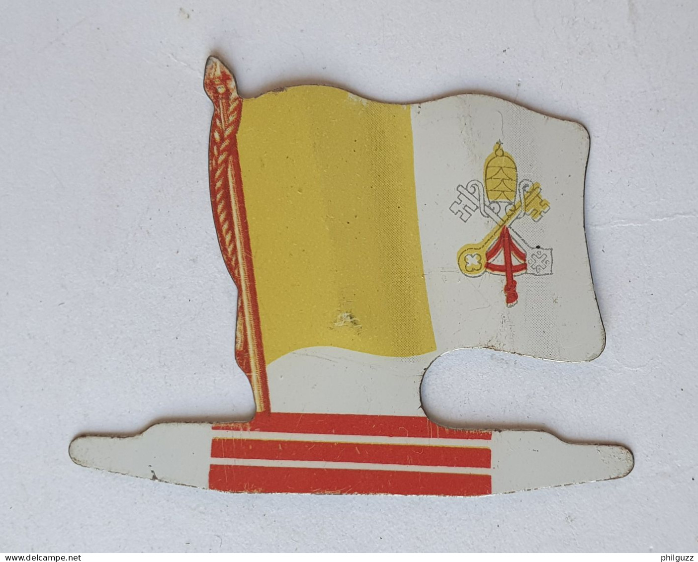 FIGURINE PUBLICITAIRE PLAQUE En Métal DRAPEAU DRAPEAURAMA ALSACIENNE VATICAN 1961 - Otros & Sin Clasificación