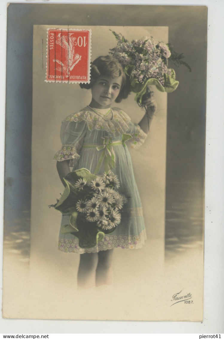 ENFANTS - LITTLE GIRL - MAEDCHEN - Jolie Carte Fantaisie Portrait Fillette Et Fleurs - Portraits