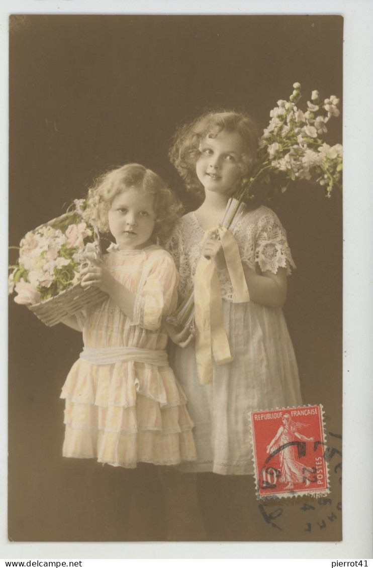ENFANTS - LITTLE GIRL - MAEDCHEN - Jolie Carte Fantaisie Fillettes Et Fleurs - Portraits