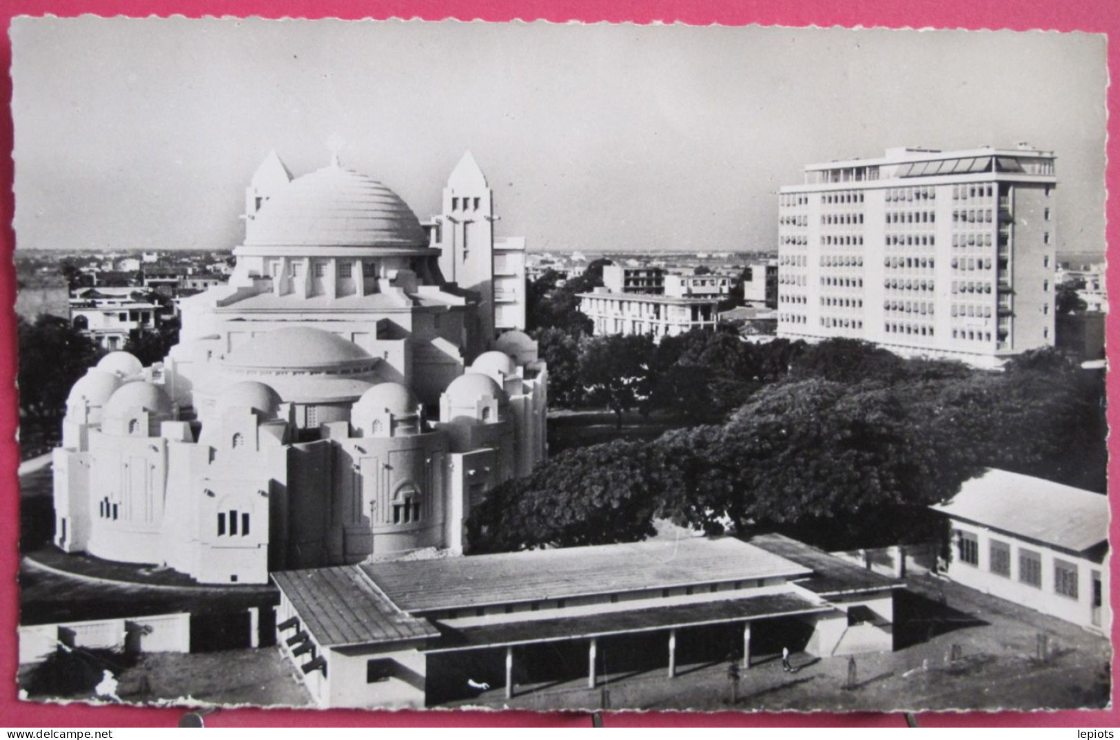 Sénégal - Dakar - La Cathédrale Et Le Building S.I.M. - Sénégal