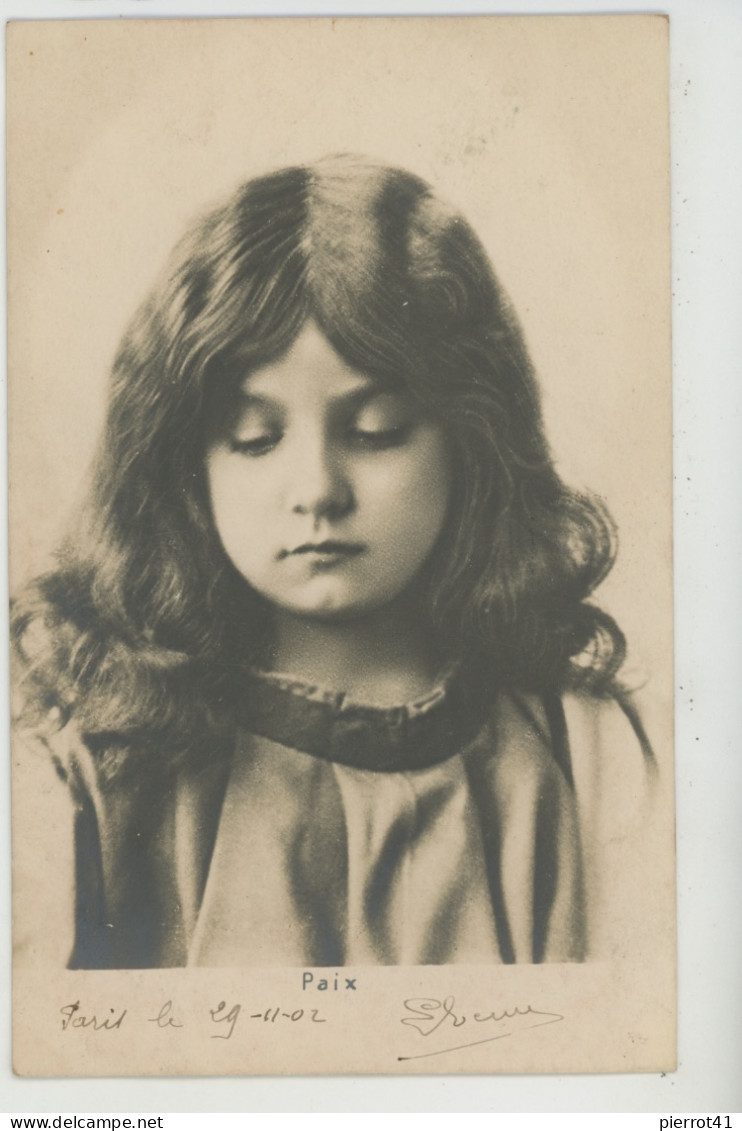 ENFANTS - LITTLE GIRL - MAEDCHEN - Jolie Carte Fantaisie Portrait Fillette "Paix " - Portraits
