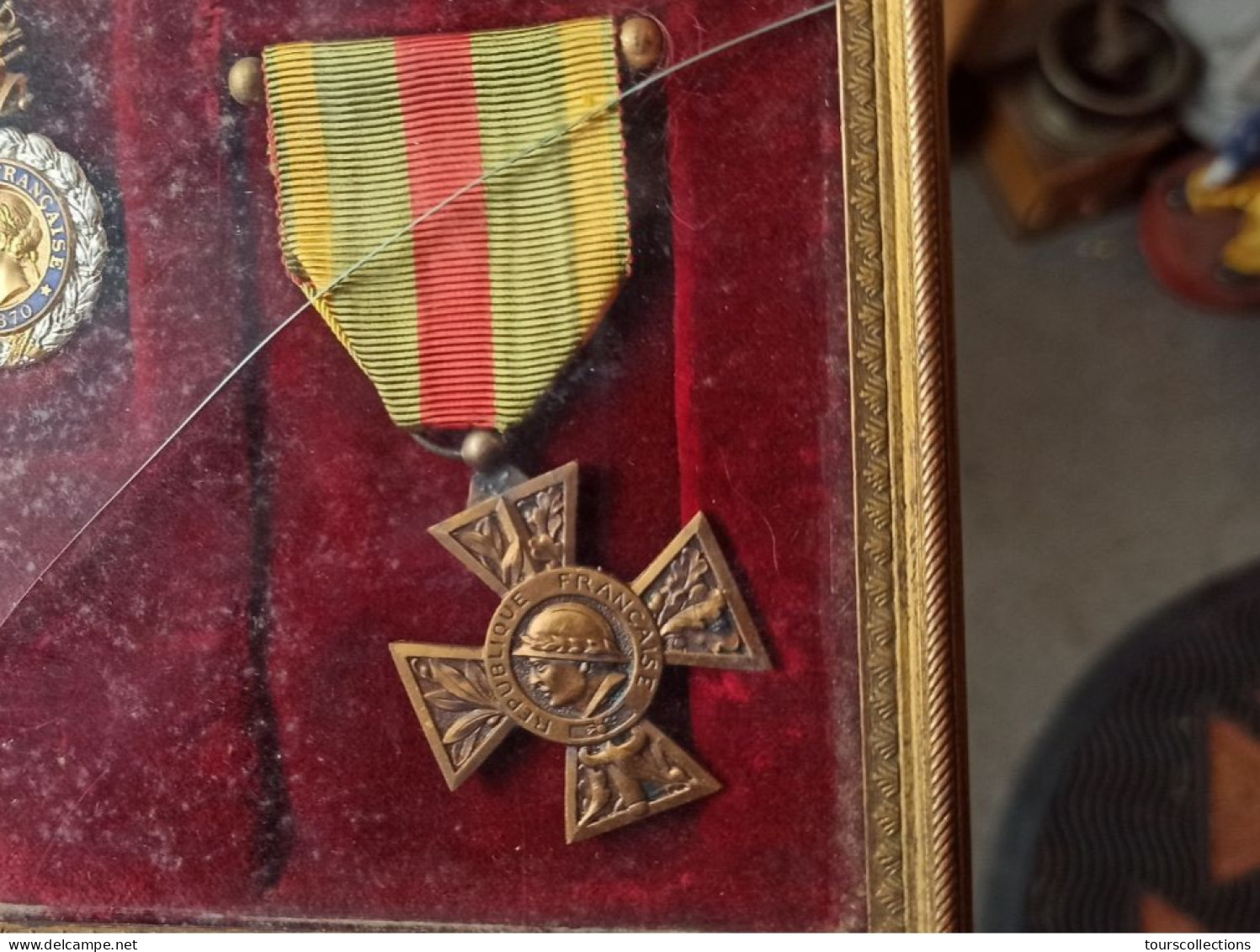 Lot cadre et MEDAILLE MILITAIRE DECORATION  WW1 engagé volontaire blessé et croix de guerre et WW2 chevalier Résistance