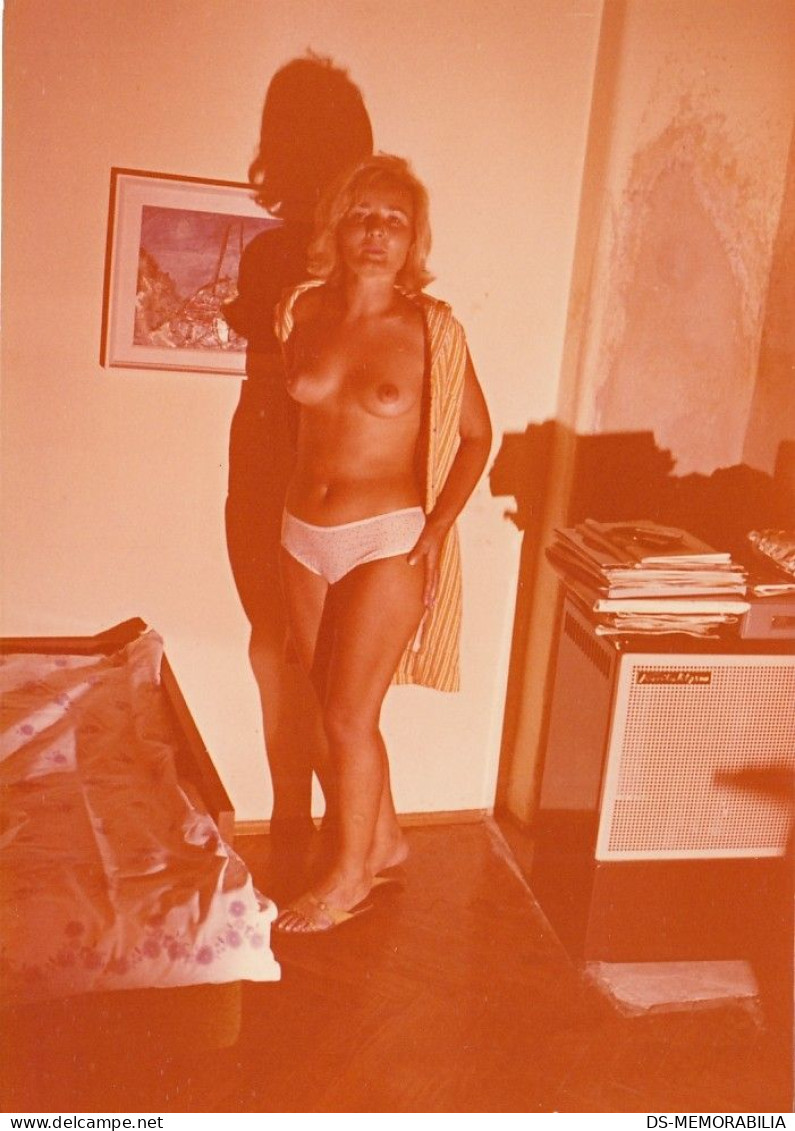 Nude Topless Blonde Woman In Underwear - Non Classés
