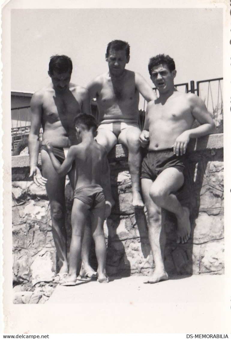 Group Of 3 Muscular Men In Trunks Posing At Beach , Gay Interest - Non Classés