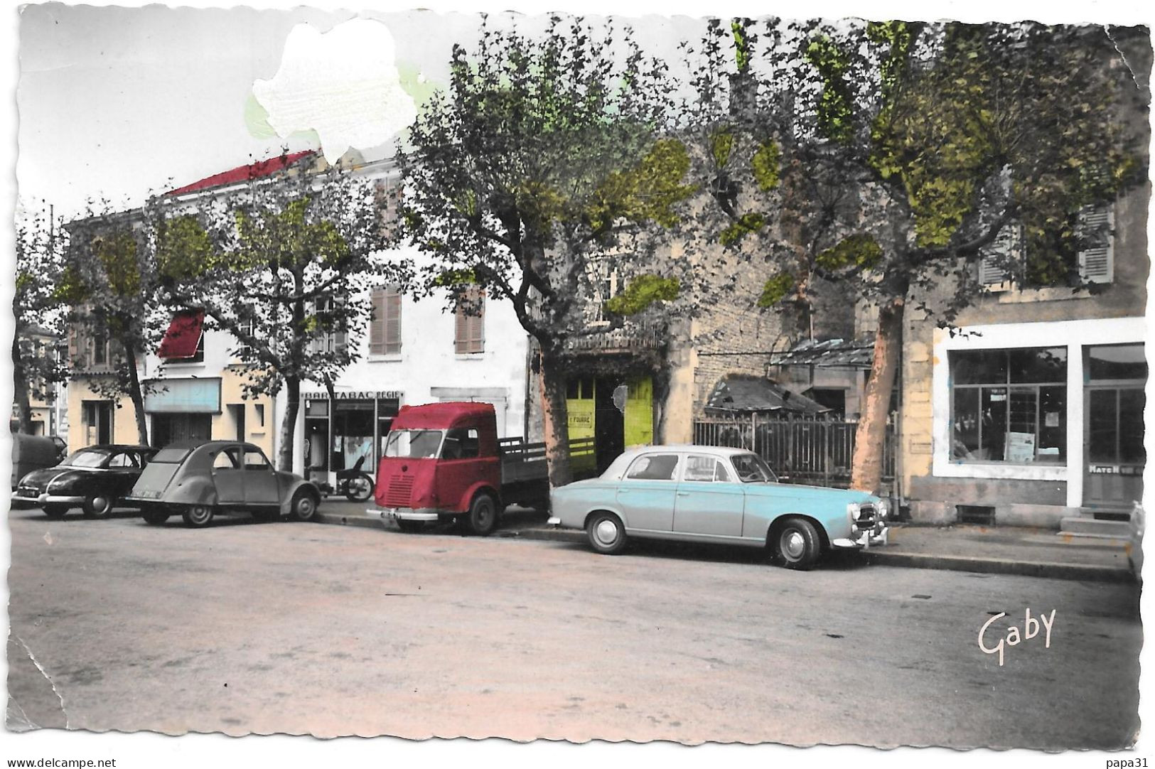 COULONGES Sur L'AUTIZE - Place Du Château Avec Des Automobiles,Camion.. - Coulonges-sur-l'Autize