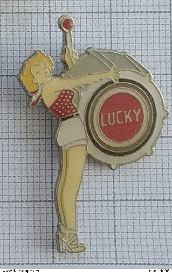 Pin's LUCKY STRIKE Tabac Cigarette - Pin-ups