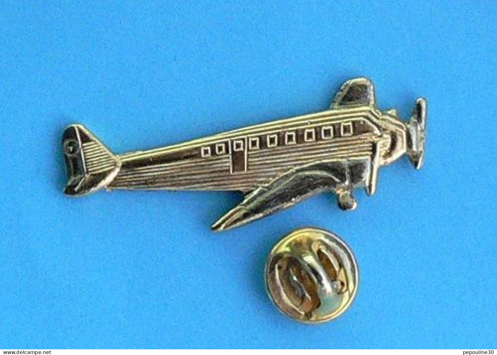 1 PIN'S // ** LE JUNKERS Ju 52 / AVION DE TRANSPORT EN TÔLE / ANNÉE 1930 ** - Airplanes