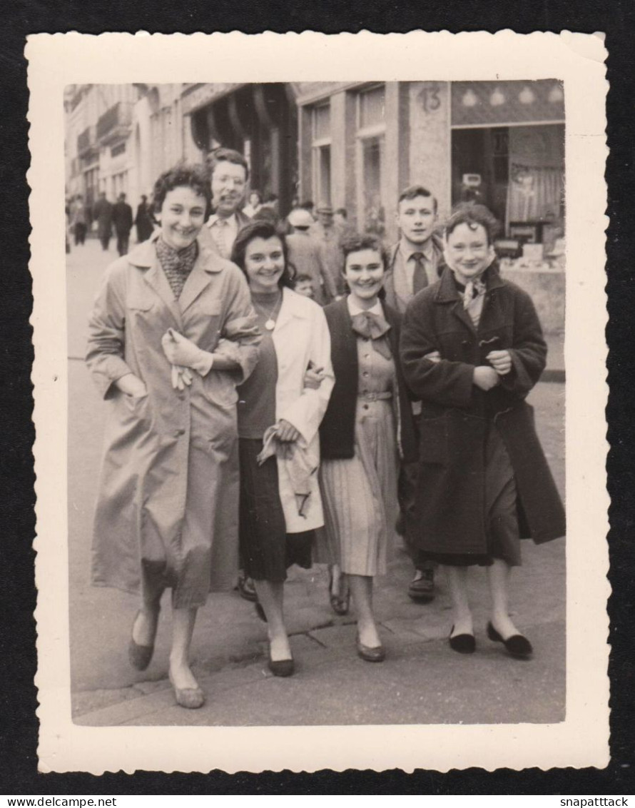 Jolie Photographie De Marcheuses Et Marcheurs Dans Les Rues De Dijon En 1956, Street Photo, Photographe De Rue 6,5x8,4cm - Lugares
