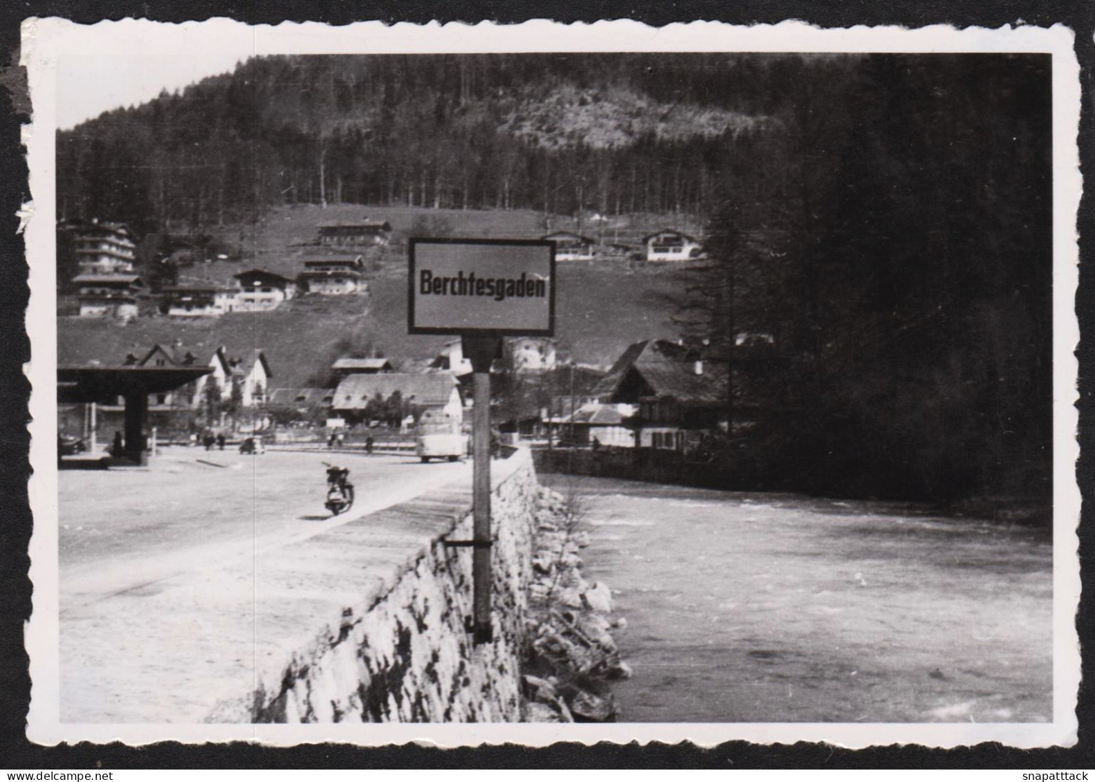 Jolie Photographie De Berchtesgaden En 1952, Bavière, Alpes, Panneau D'entrée, Autobus, 9,5x6,5 Cm - Orte