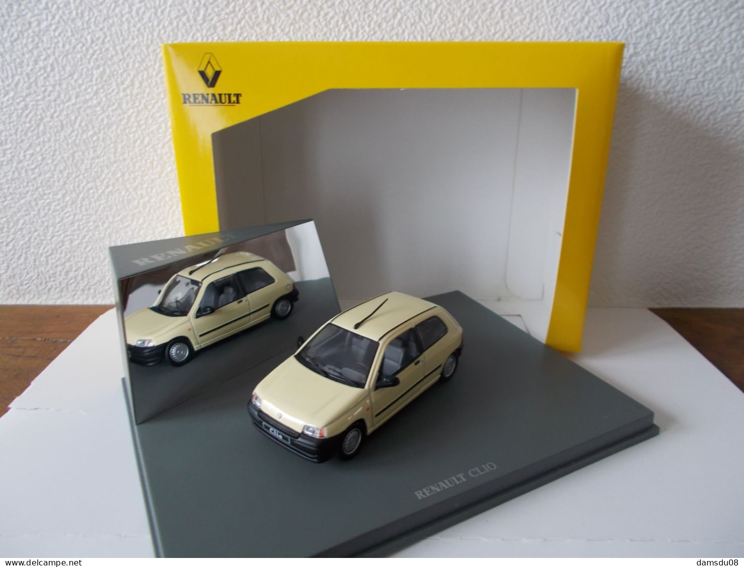 Universal Hobbies Renault Clio 1 3 Portes Jaune Echelle 1/43 En Boite Vitrine Et Surboite Carton - Altri & Non Classificati