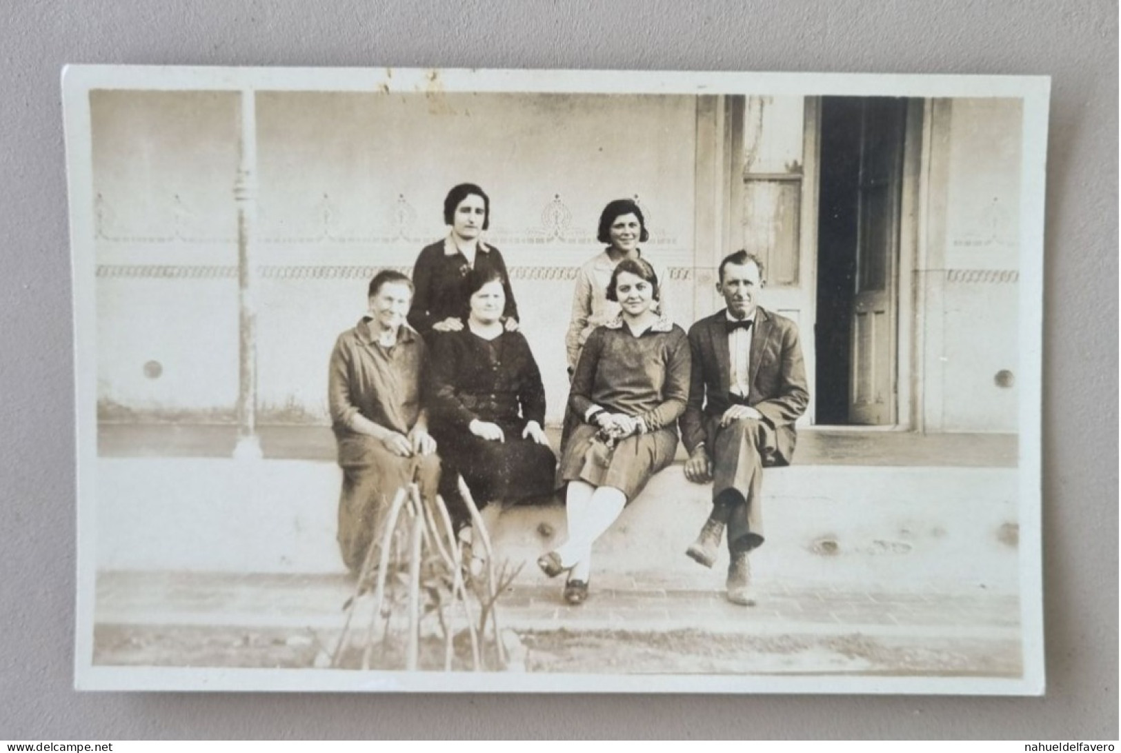 PH - Ph Original - Famille Avec Un Grand Nombre De Femmes Posant à La Porte De La Maison - Personnes Anonymes