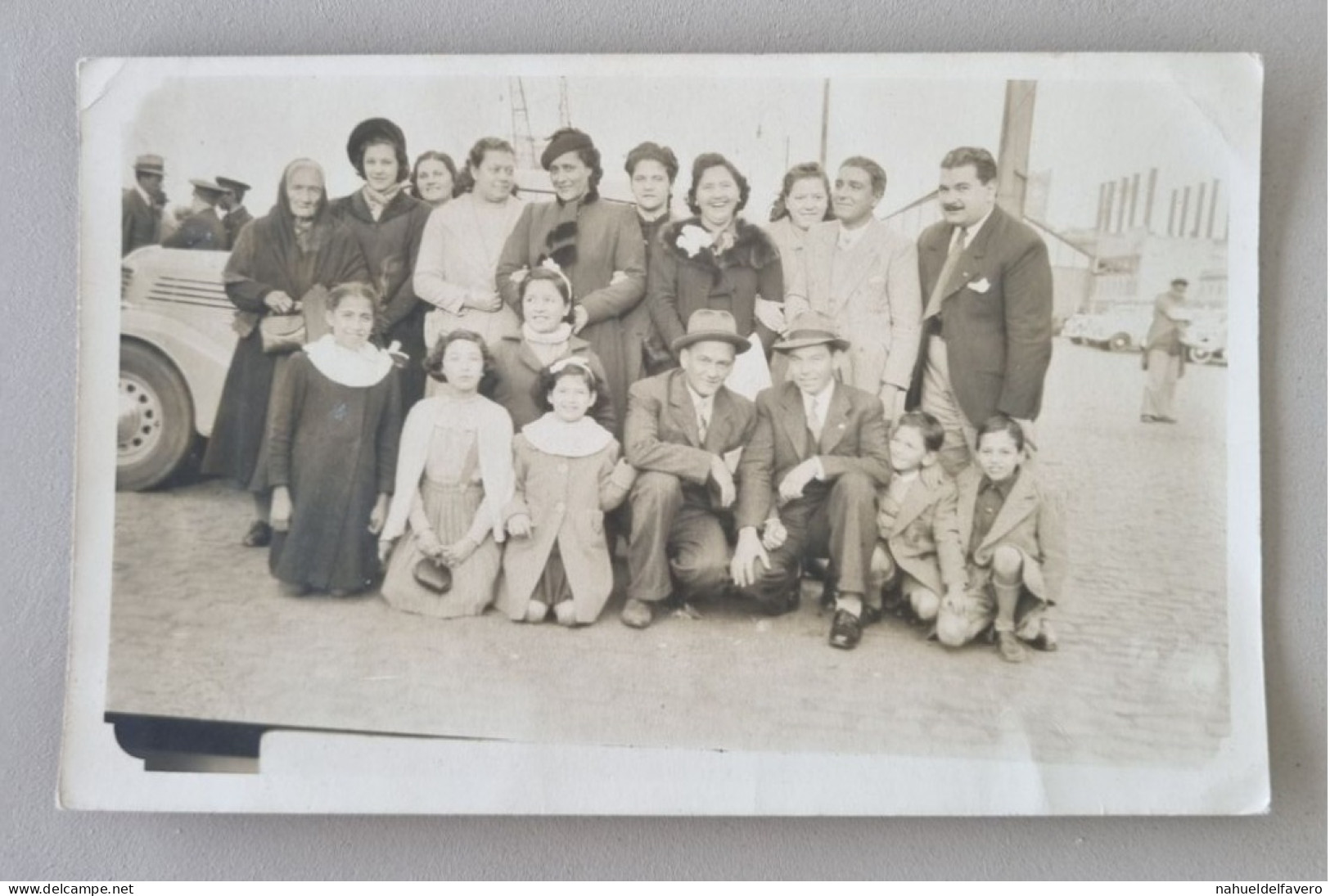 PH - Ph Original - Famille Avec Un Grand Nombre De Femmes, D'hommes Et D'enfants D'âges Différents Posant Lors D'un Voya - Anonyme Personen