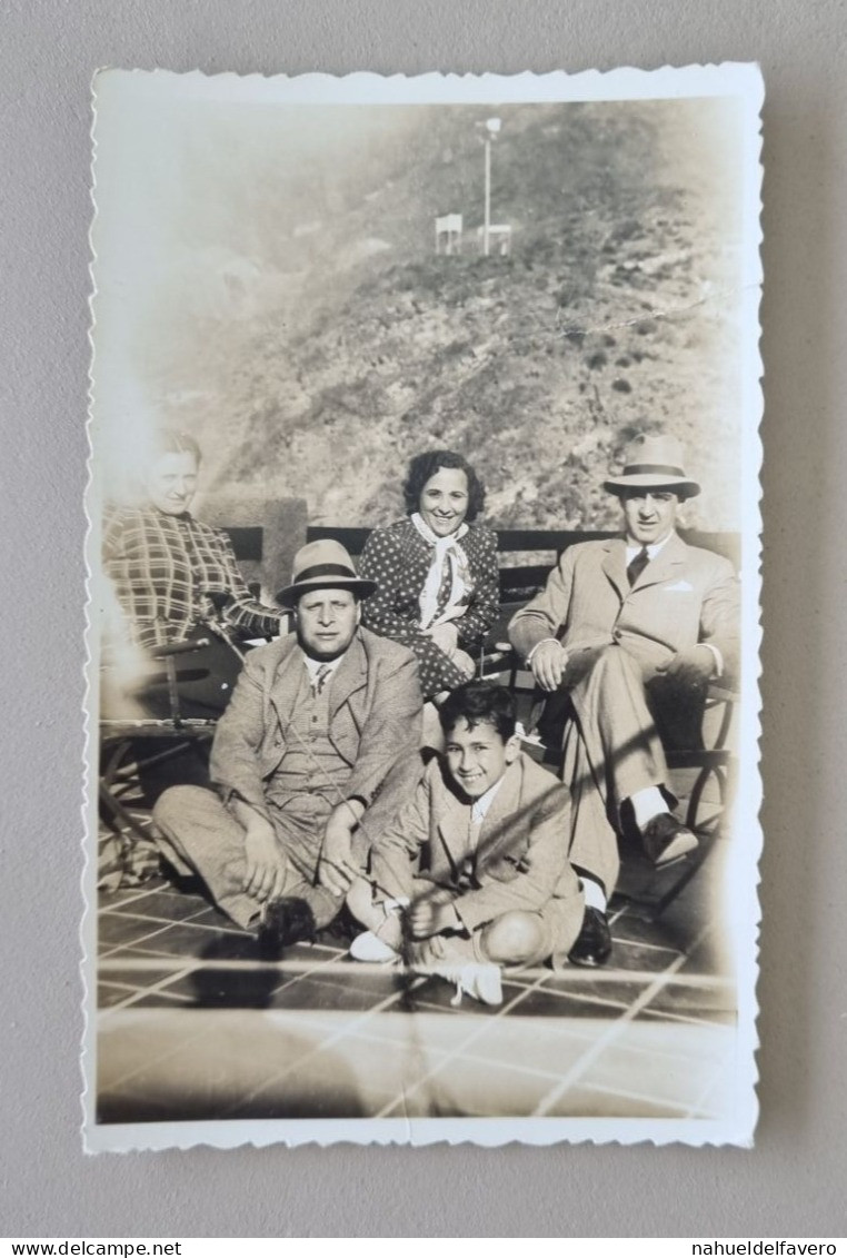 PH - Ph Original - Famille Profitant D'une Journée Ensoleillée Dans Les Montagnes Sur Une Terrasse - Anonyme Personen