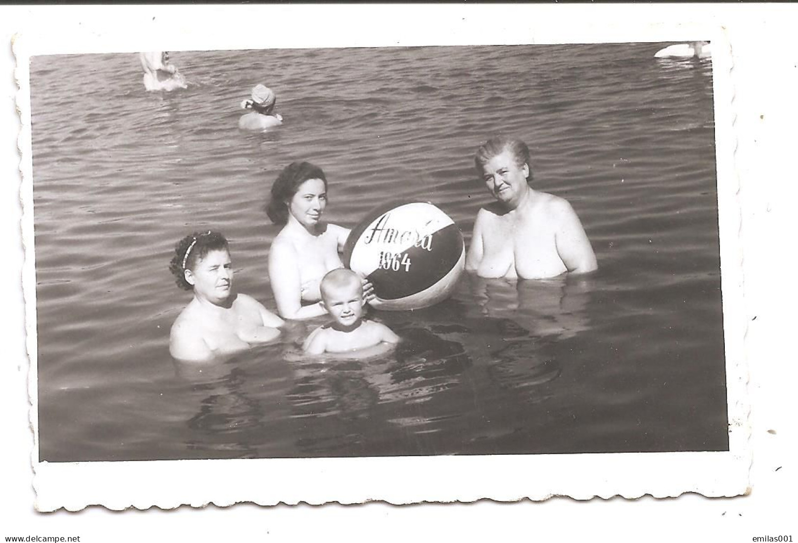 Photo Originale , Femmes En Maillot De Bain Avec Balon En L'eau , Dim. 8.5 Cm X 5.5 Cm - Personnes Anonymes