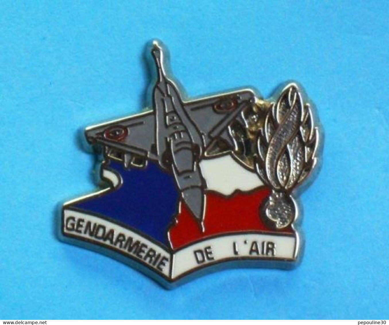 1 PIN'S //   ** GENDARMERIE DE L'AIR / AVION DE CHASSE ** . (Ballard Combs La Ville)  Argenté - Vliegtuigen