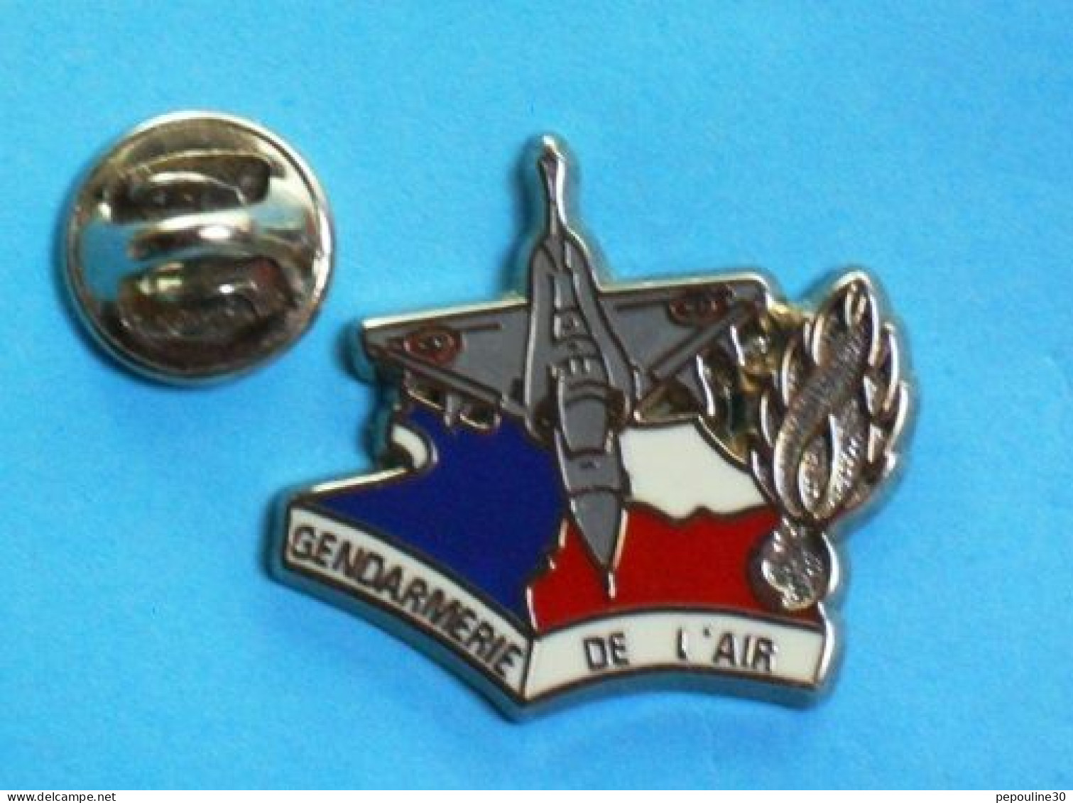 1 PIN'S //   ** GENDARMERIE DE L'AIR / AVION DE CHASSE ** . (Ballard Combs La Ville)  Argenté - Vliegtuigen