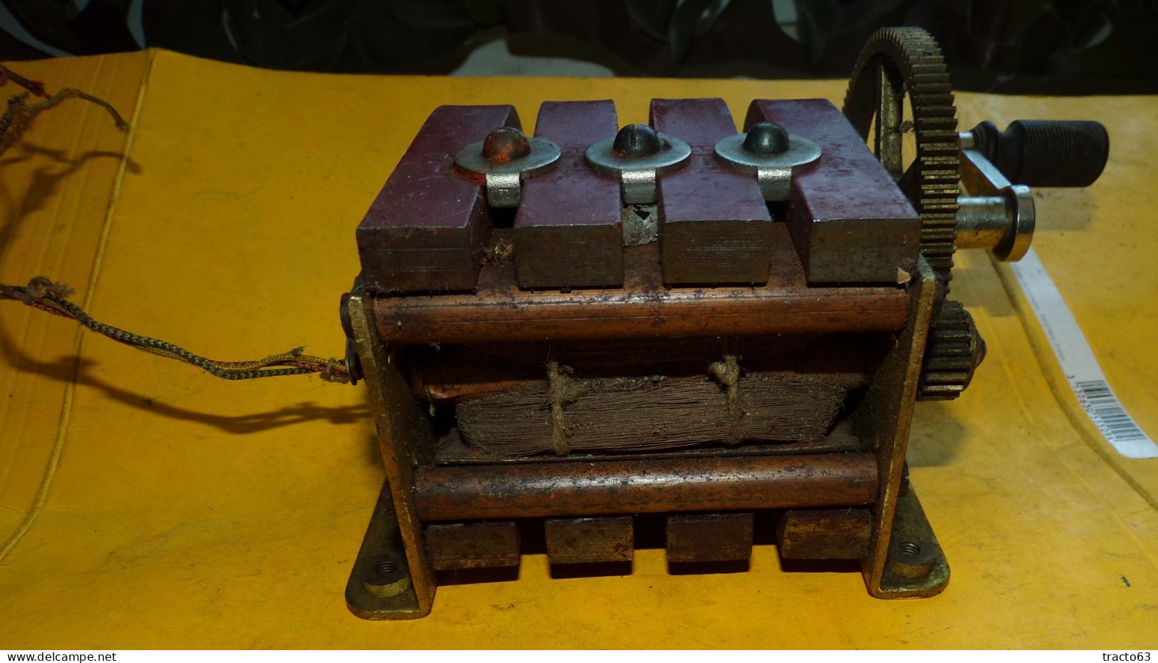 OUTILS PIECE DE TELEPHONE EN BOIS MODELE 1910 : LE MAGNETO , LONGUEUR TOTALE 17 CM POIDS TOTAL 2,200 KILO  ,BON ETAT  VO - Equipment