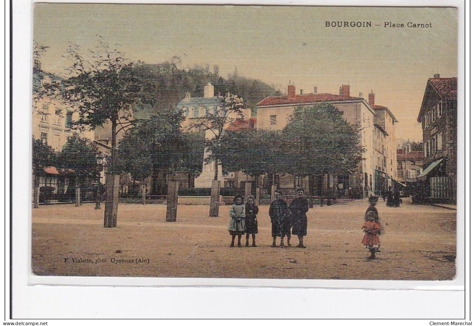 BOURGOIN : Place Carnot - Tres Bon Etat - Bourgoin