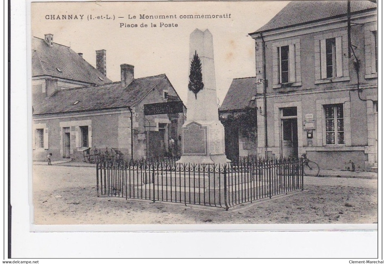 CHANNAY : Le Monument Commemoratif, Place De La Poste - Tres Bon Etat - Altri & Non Classificati