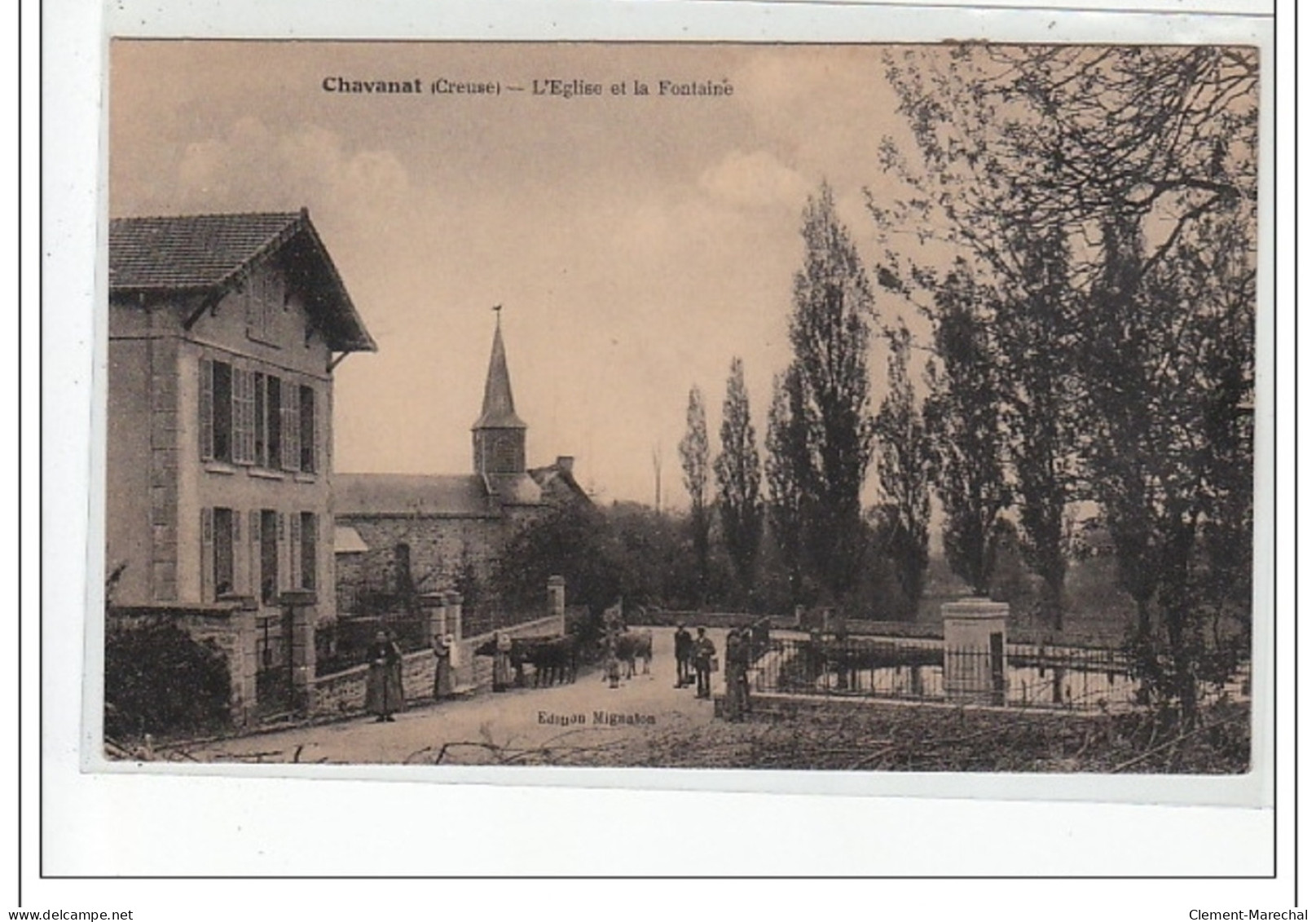 CHAVANAT - L'église Et La Fontaine - Très Bon état - Autres & Non Classés