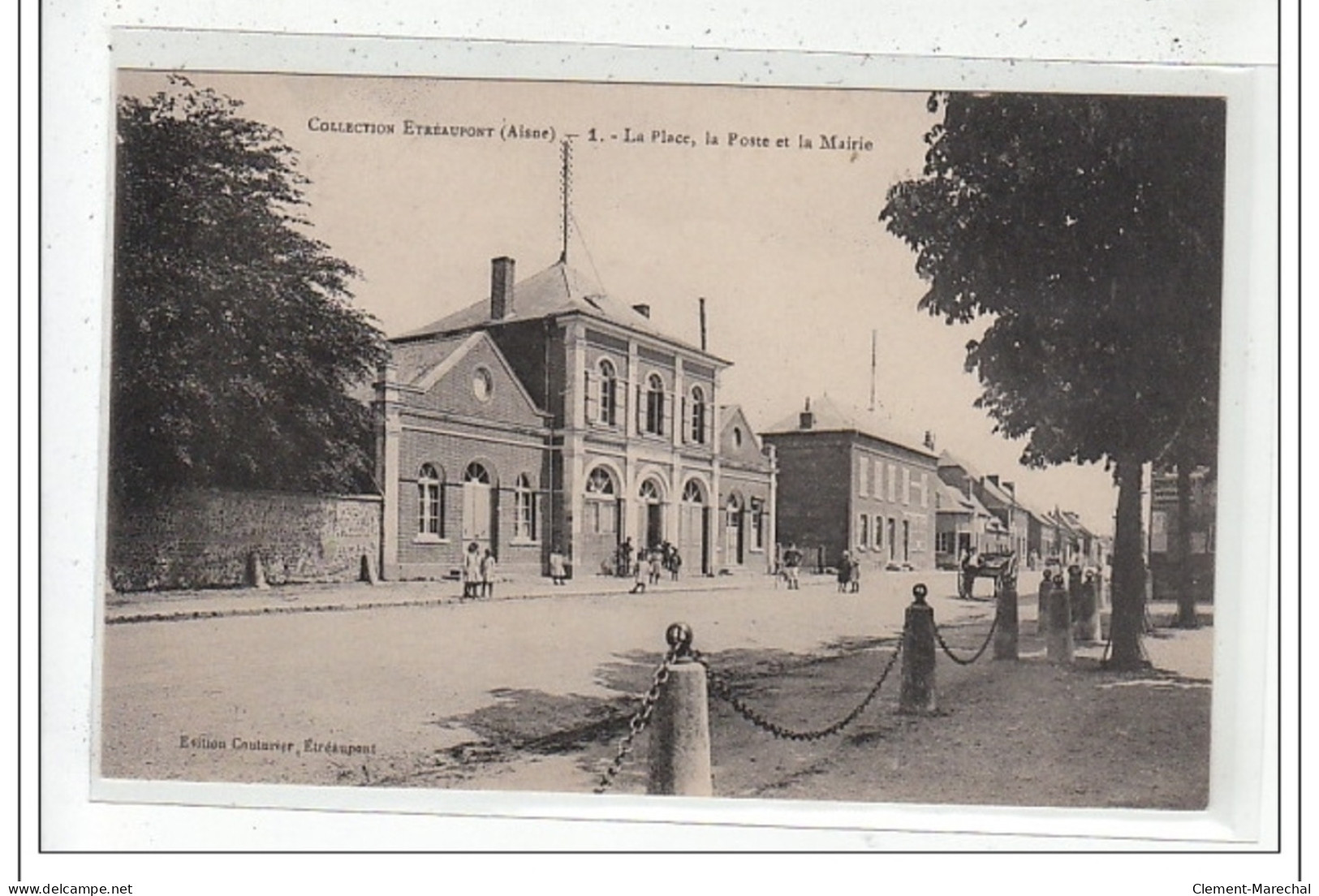 ETREAUPONT : La Place, La Poste Et La Mairie - Tres Bon Etat - Other & Unclassified
