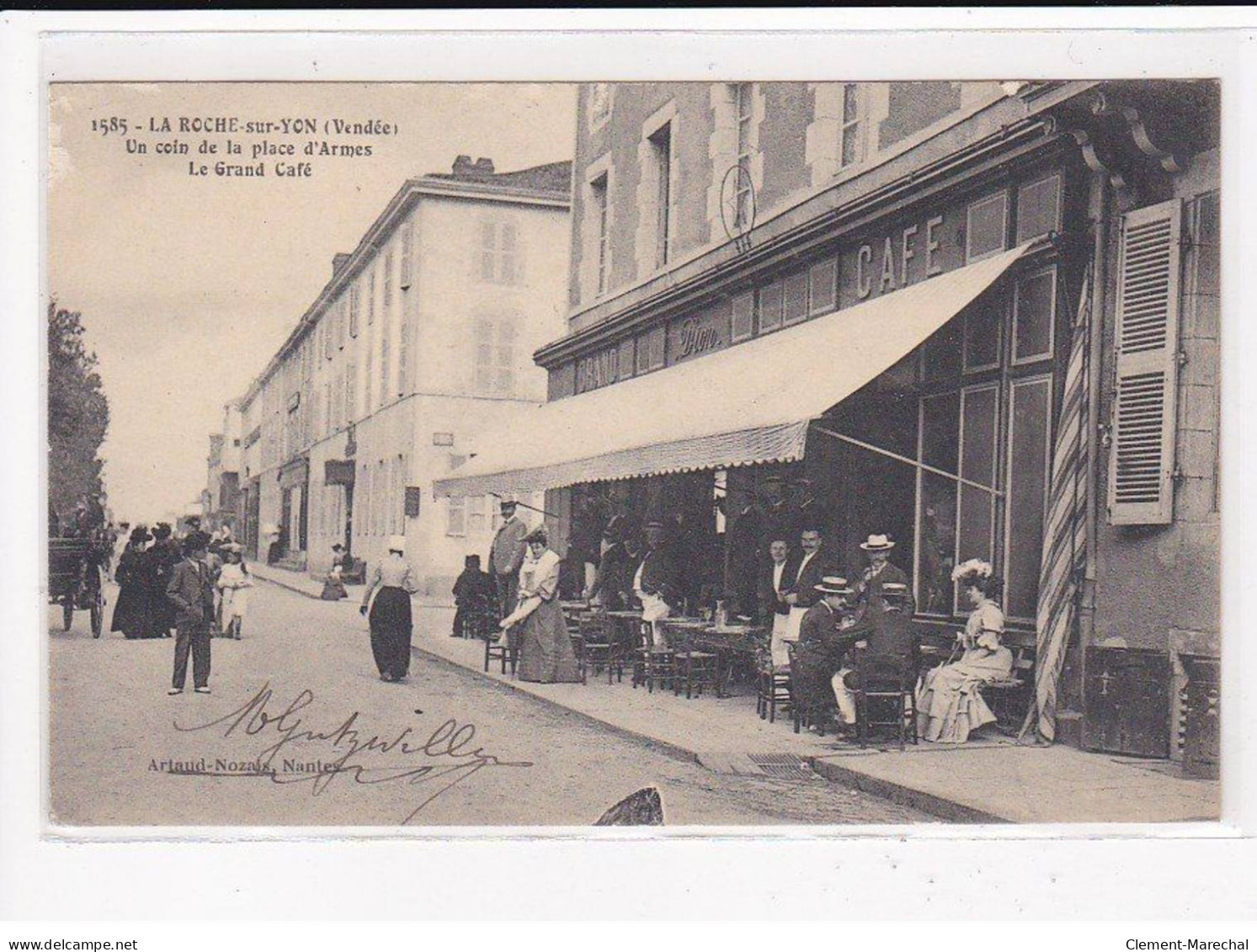 LA ROCHE-sur-YON : Un Coin De La Place D'Armes, Le Grand Café - état - La Roche Sur Yon