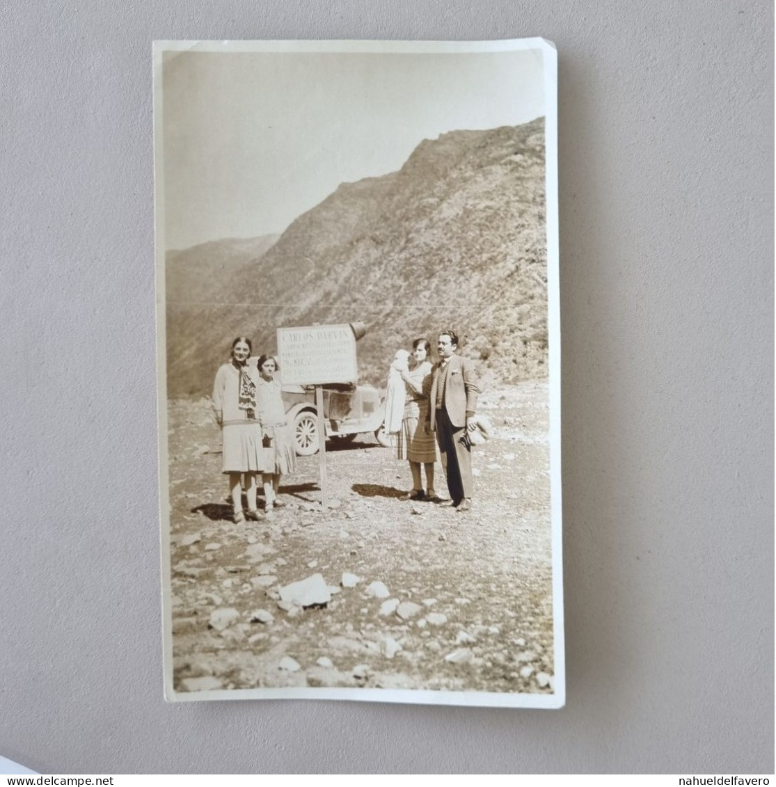 PH - Ph Original - Famille De 5 Personnes Posant Au Pied D’une Montagne - Anonyme Personen