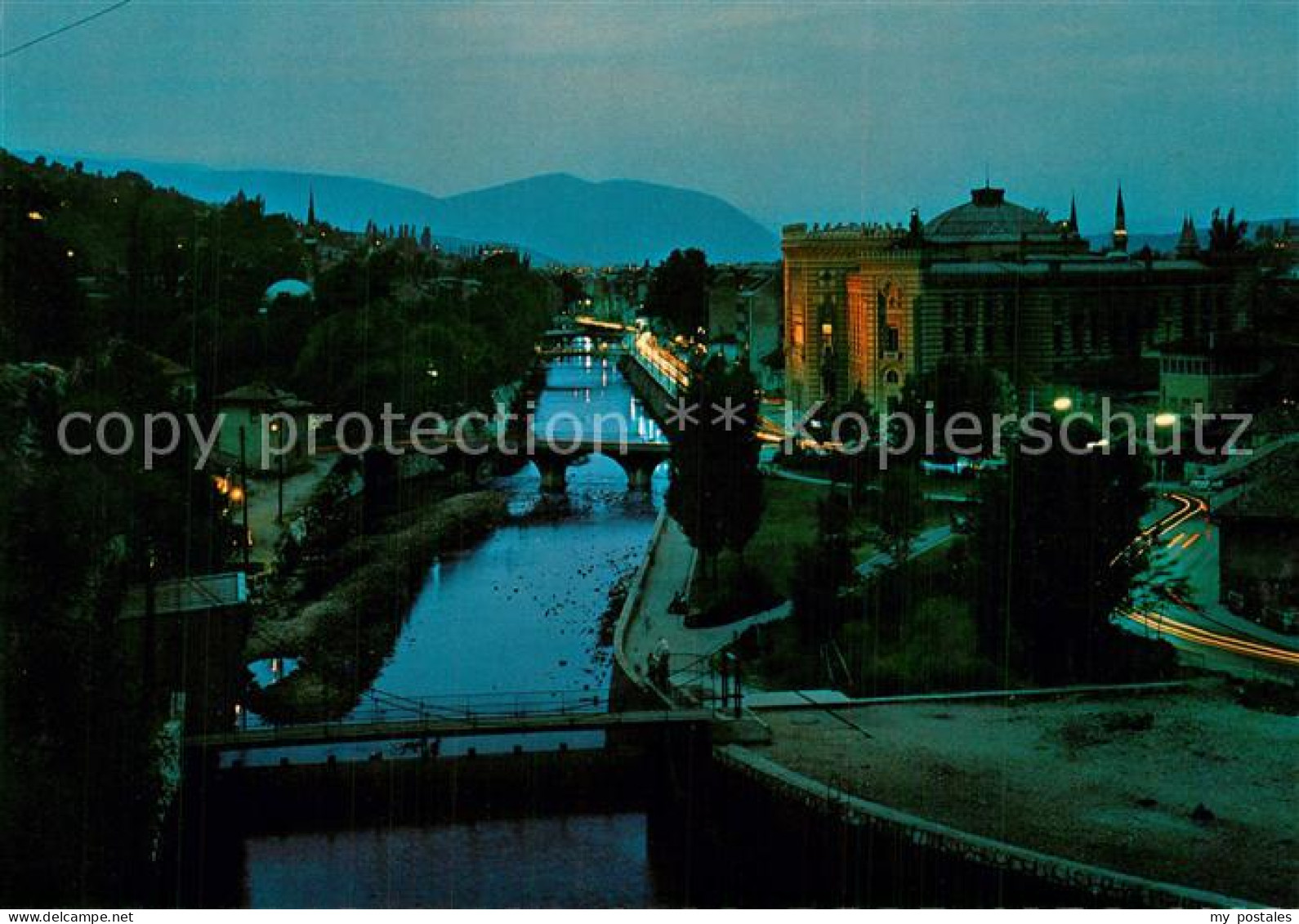 73601871 Sarajevo Stadtpanorama Nachtaufnahme Sarajevo - Bosnien-Herzegowina