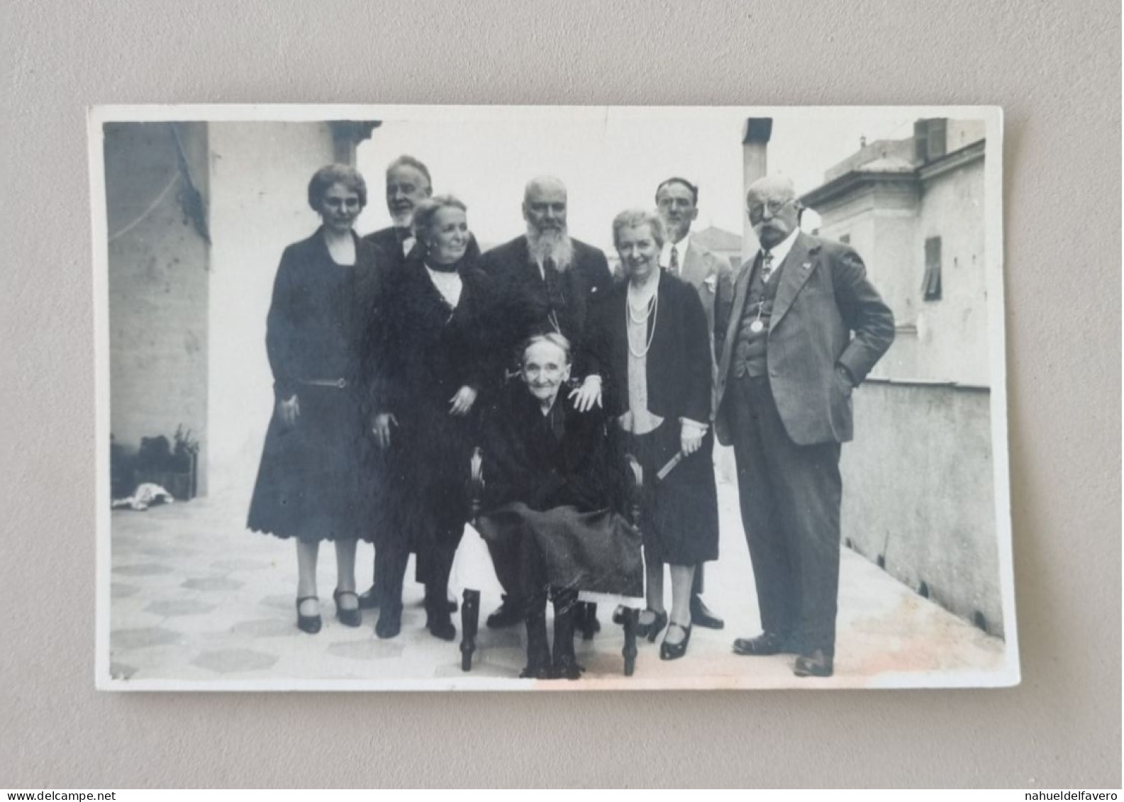 PH - Ph Original - Grande Famille De Différentes Générations Posant Dans Le Patio De La Maison 1929 - Personnes Anonymes