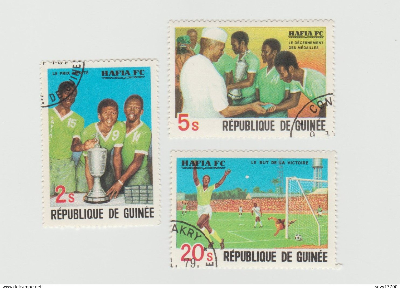 République de Guinée Lot 47 timbres Traditions Unicef Croix Rouge Foot Ball